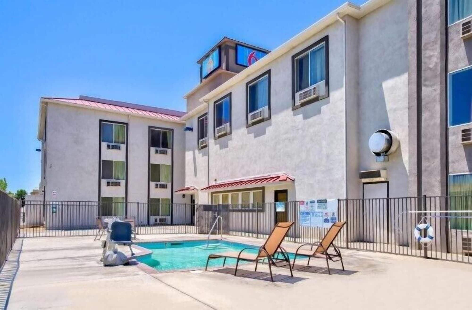 Vista Piscina Studio 6 Suites Hesperia, CA – West Main Street – I-15