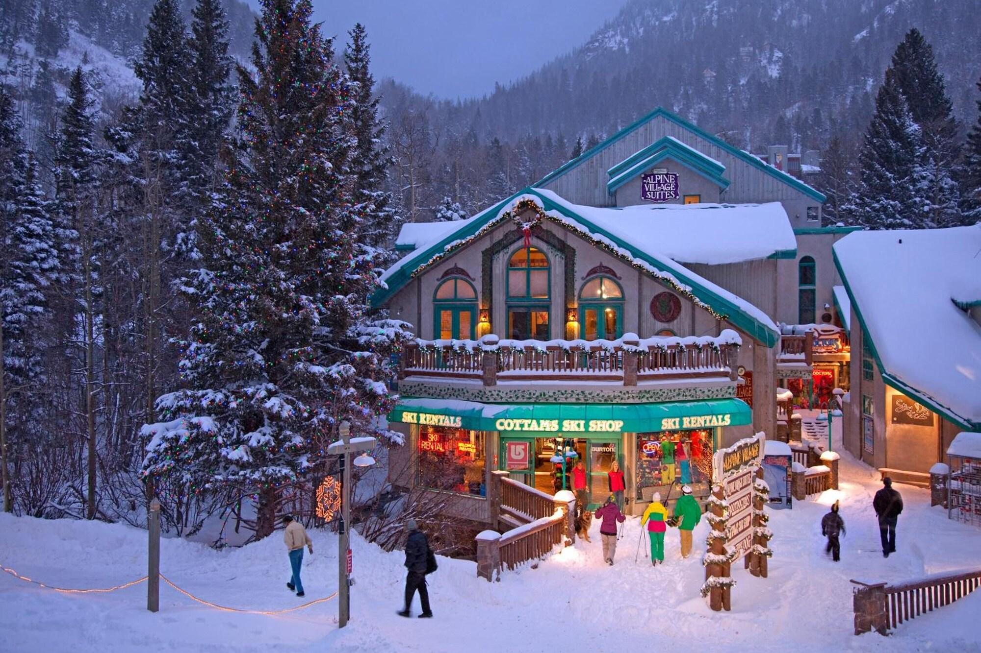 Vista Exterior Cottam's Lodge by Alpine Village Suites