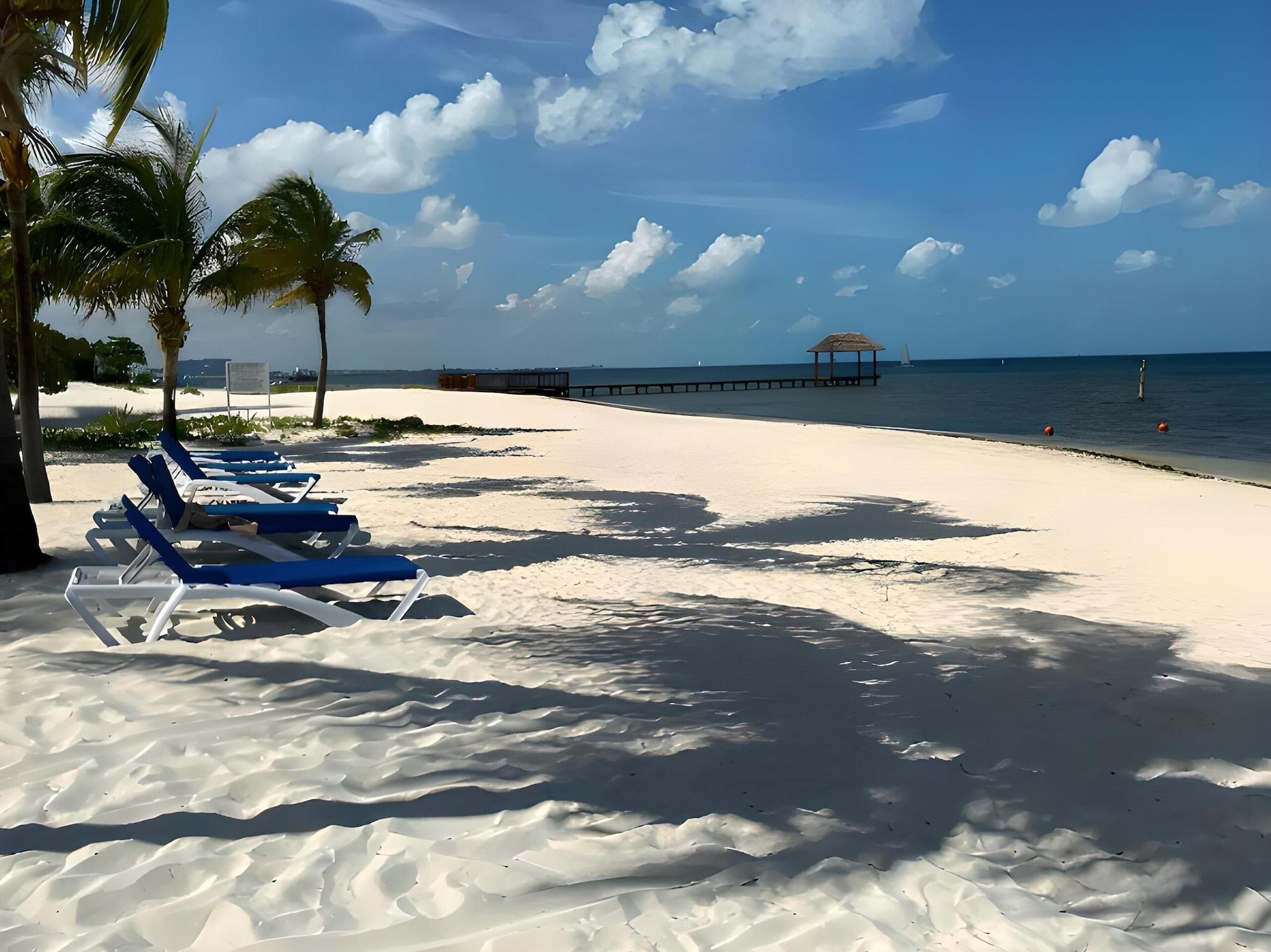 Playa Beachfront and Ocean View Apartment