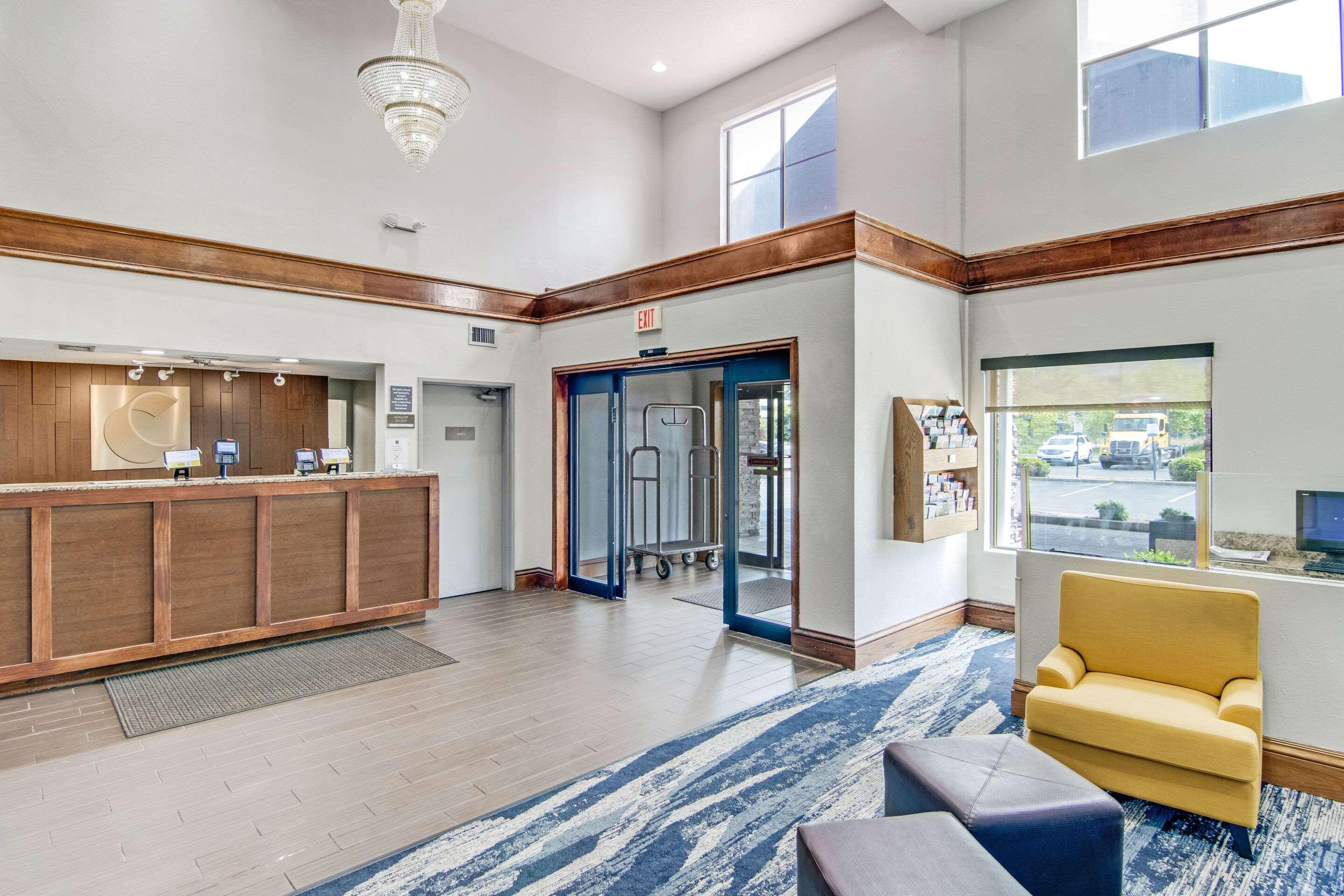 Vista Lobby Comfort Suites near I-80 and I-94