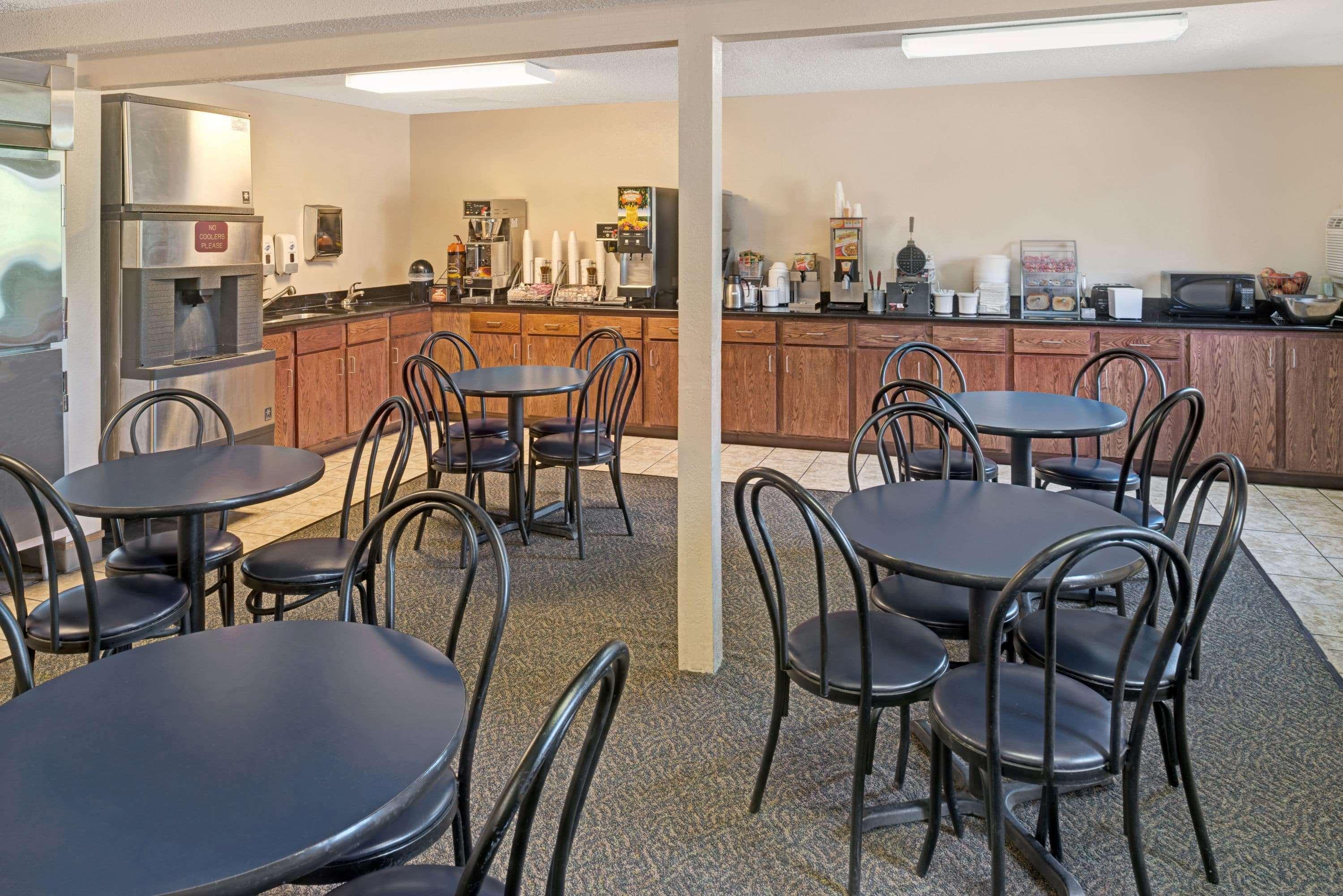 Restaurant Super 8 by Wyndham Omaha I-80 West