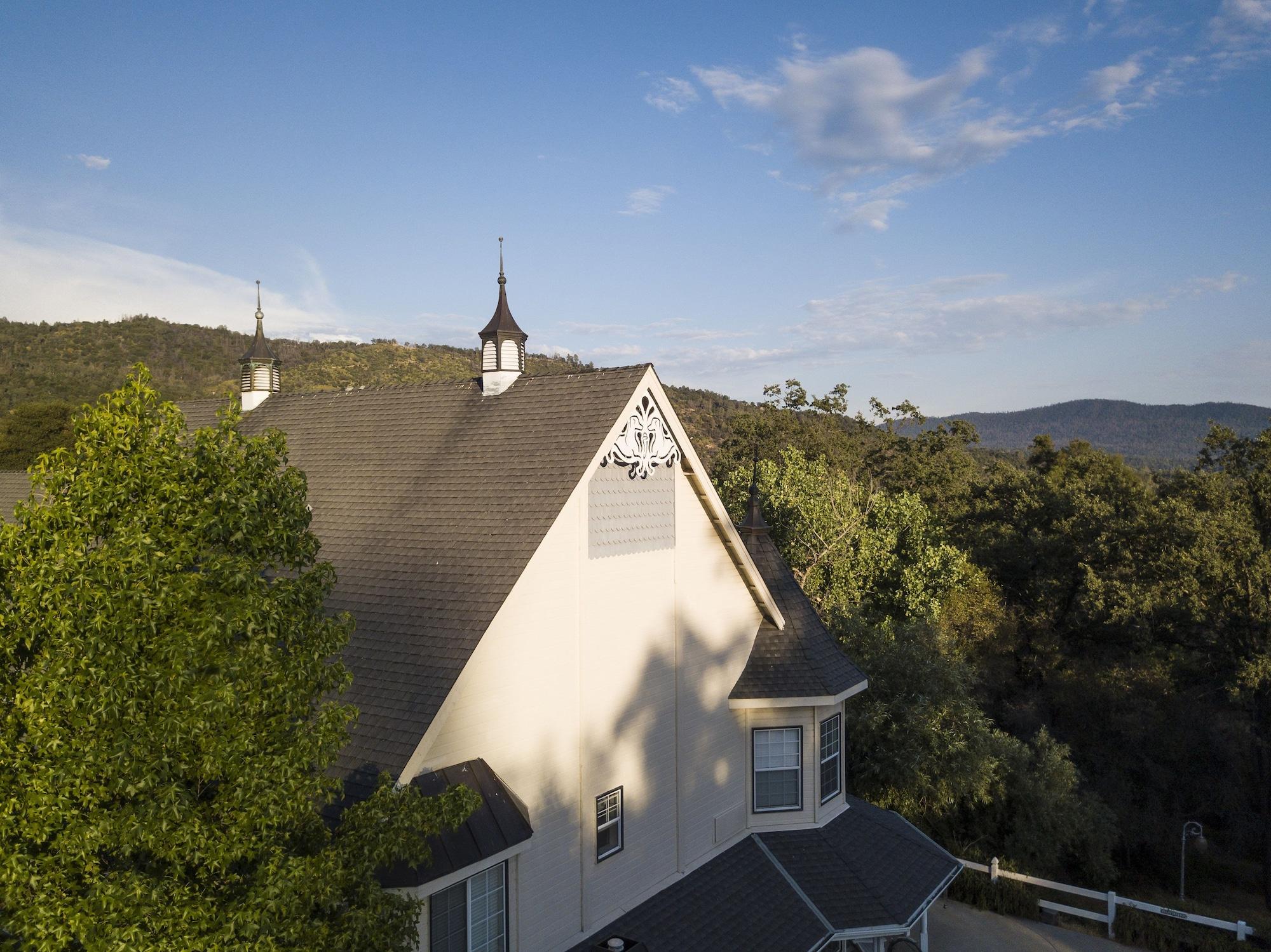 Vista Exterior Hounds Tooth Inn