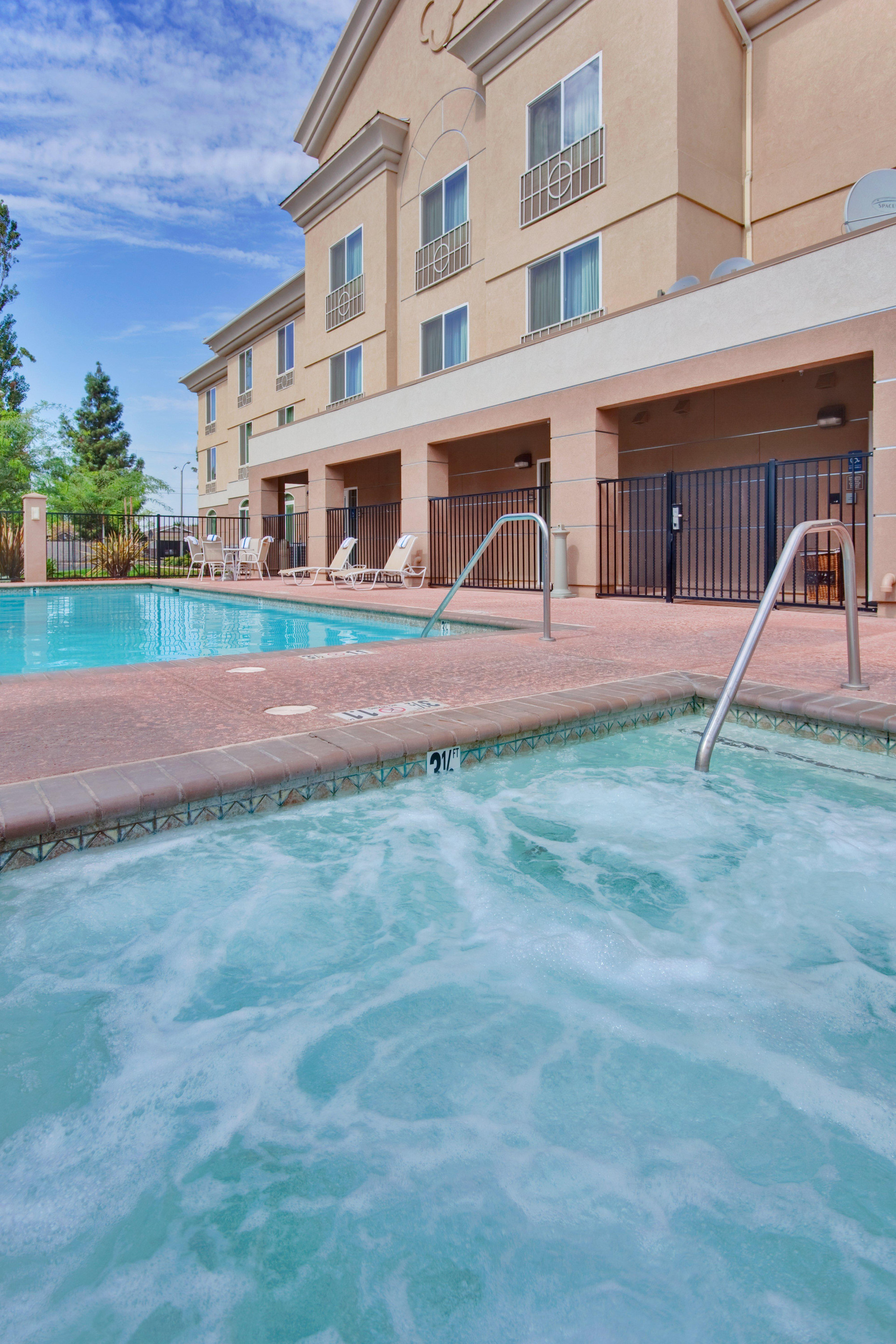 Vista Piscina Holiday Inn Express and Suites PORTERVILLE