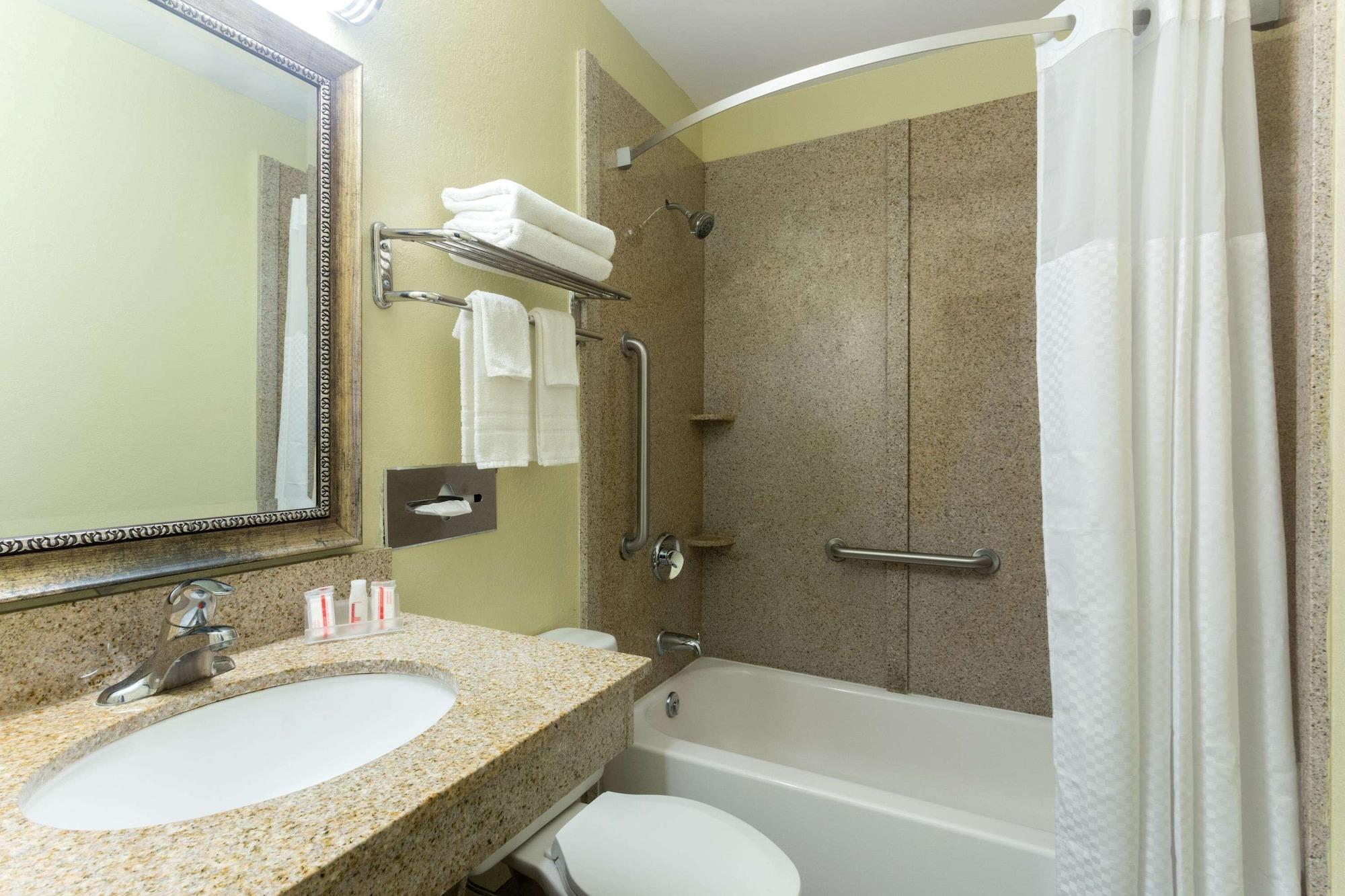 Equipamiento de Habitación Super 8 by Wyndham Brunswick/St Simons Island Area