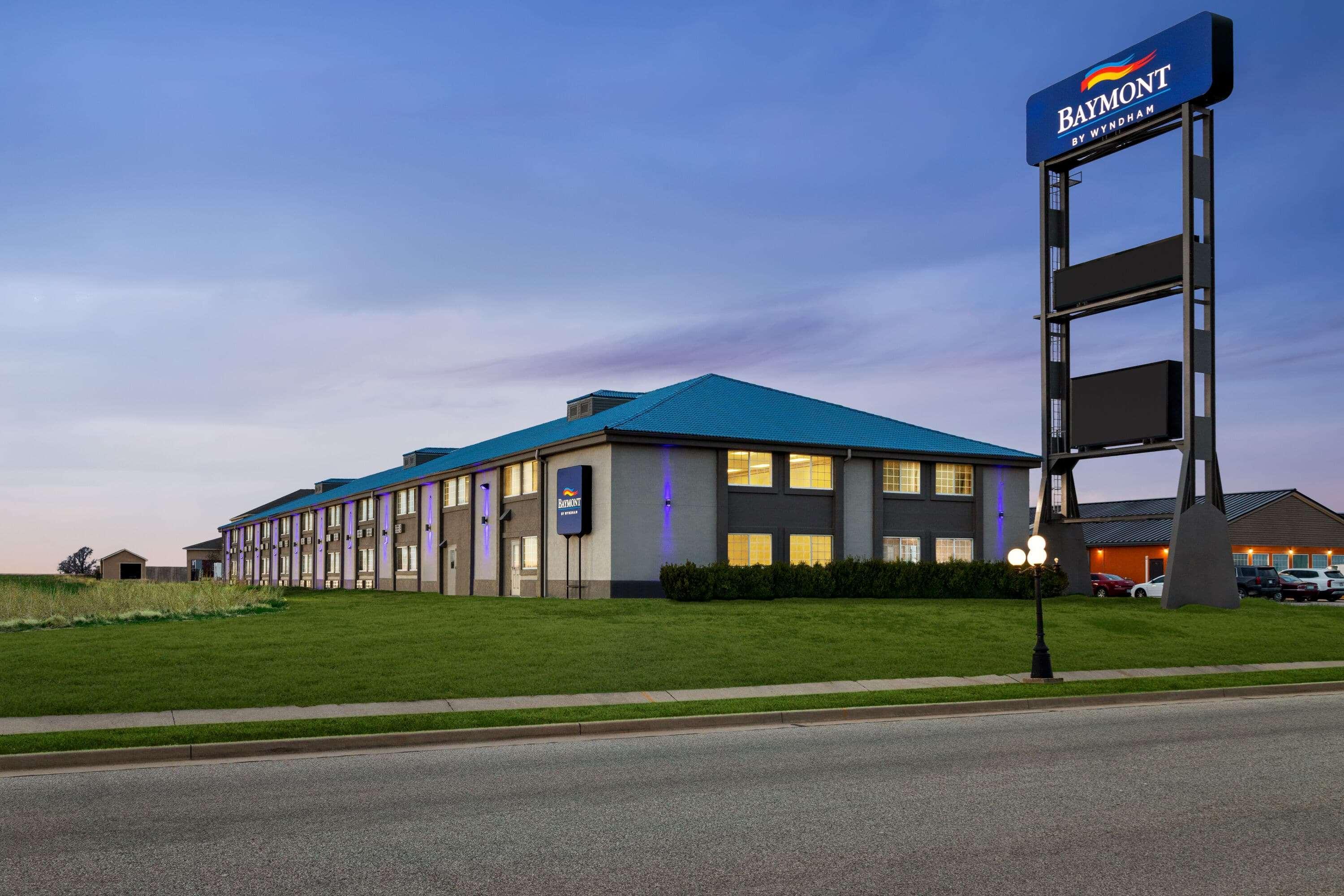 Vista Exterior Baymont by Wyndham Blackwell I-35
