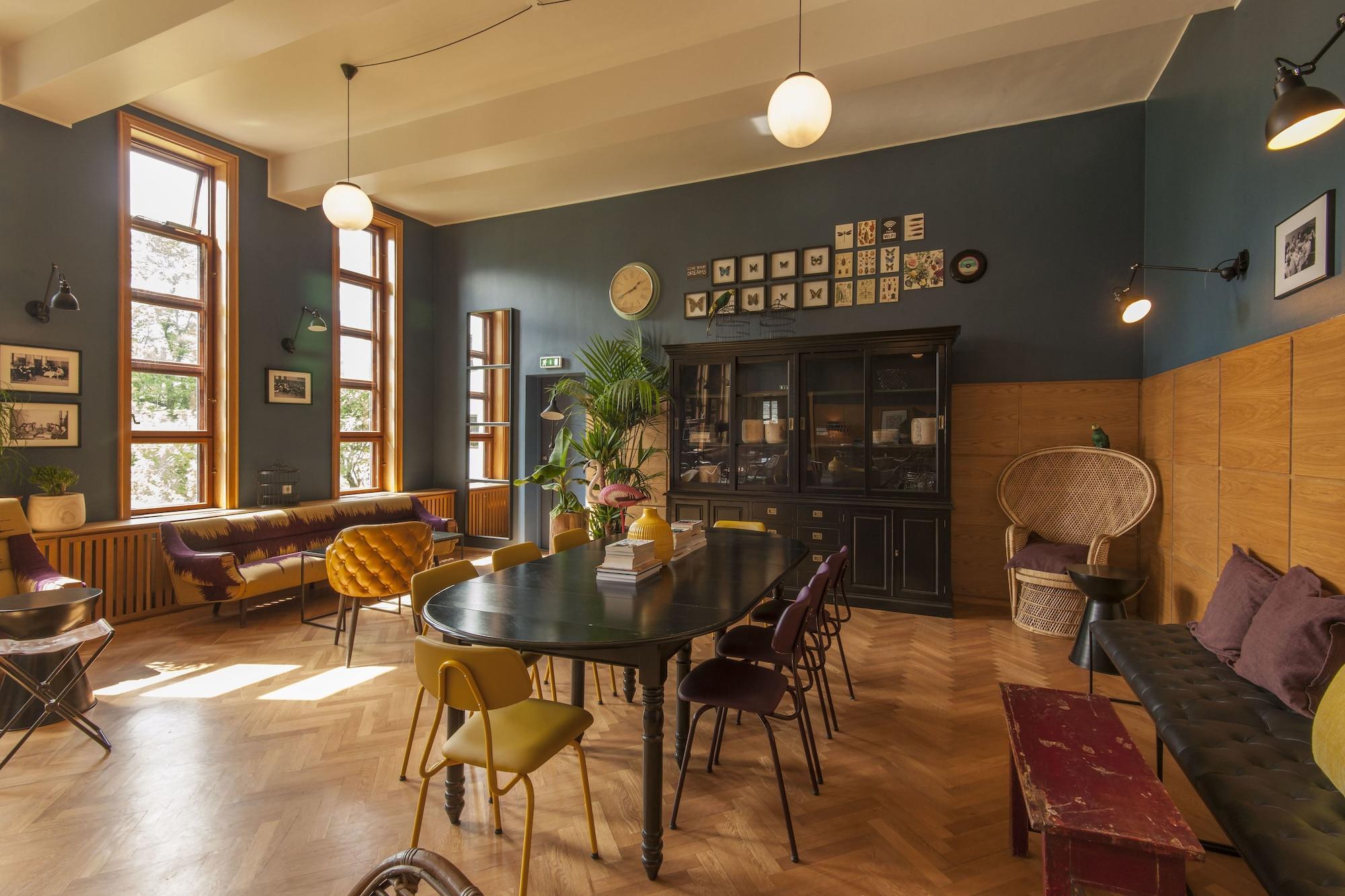 Vista Lobby Student Hostel