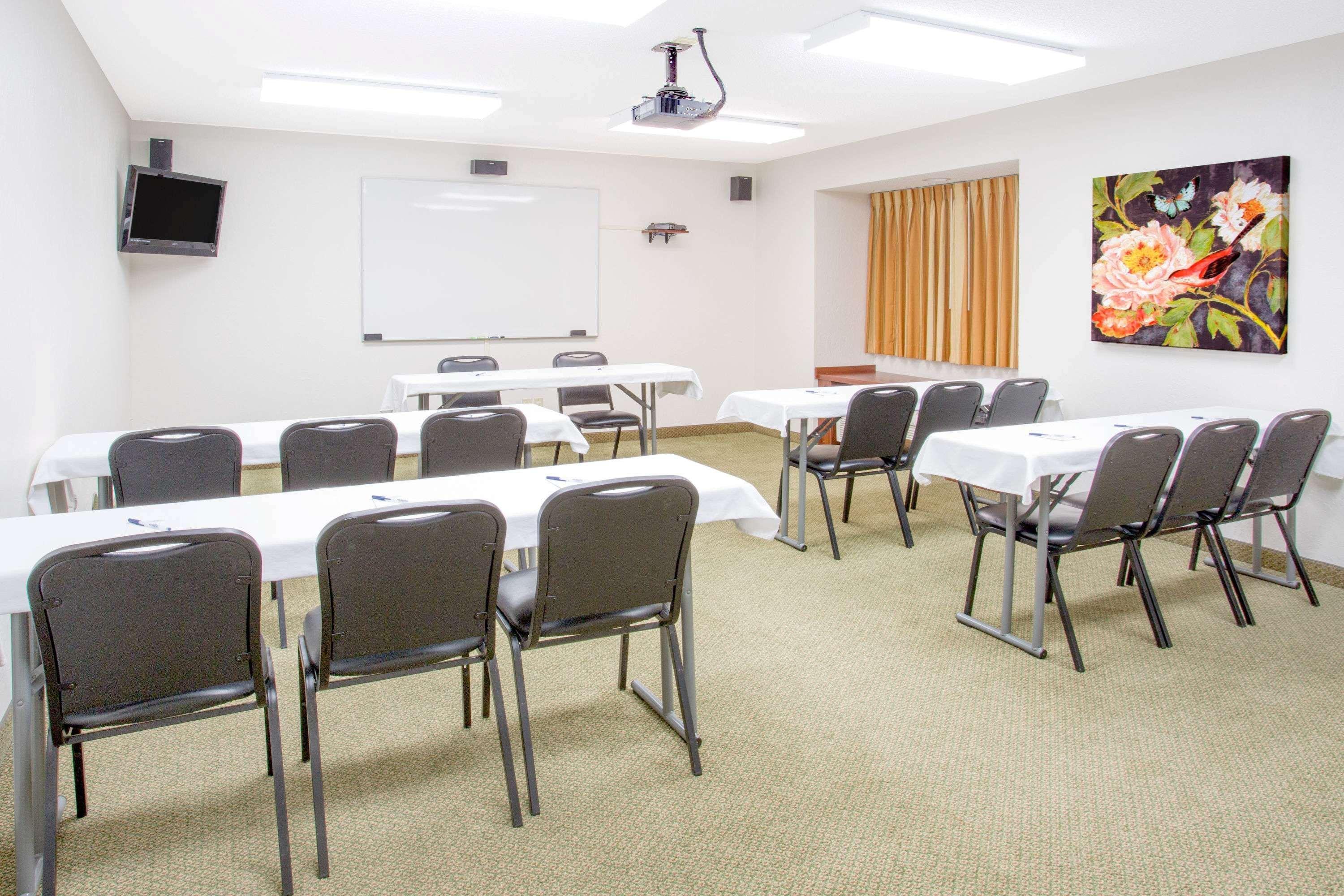 Centro de Negocios Microtel Inn & Suites by Wyndham Gassaway/Sutton