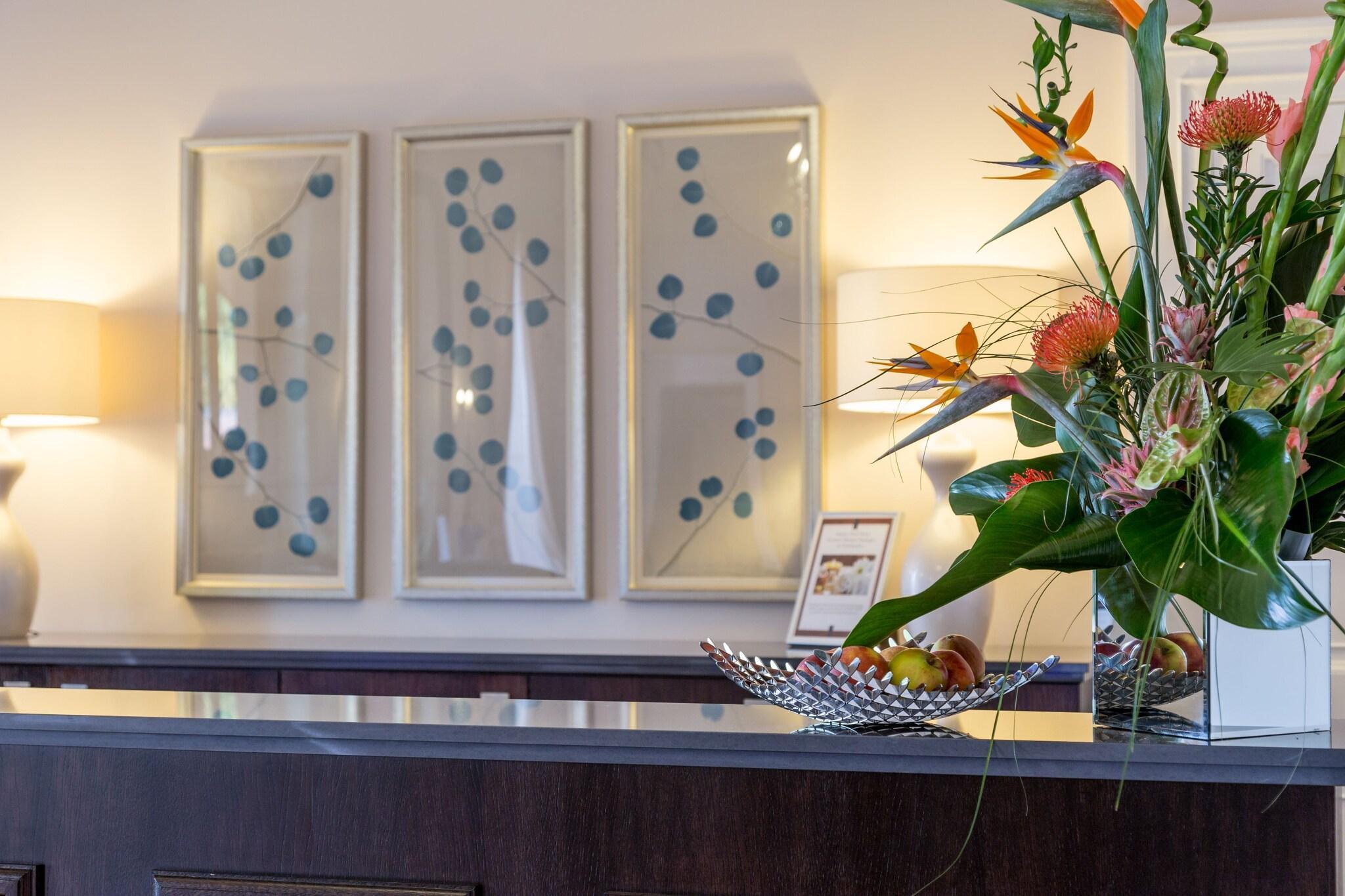 Vista Lobby Oakley Hall Hotel