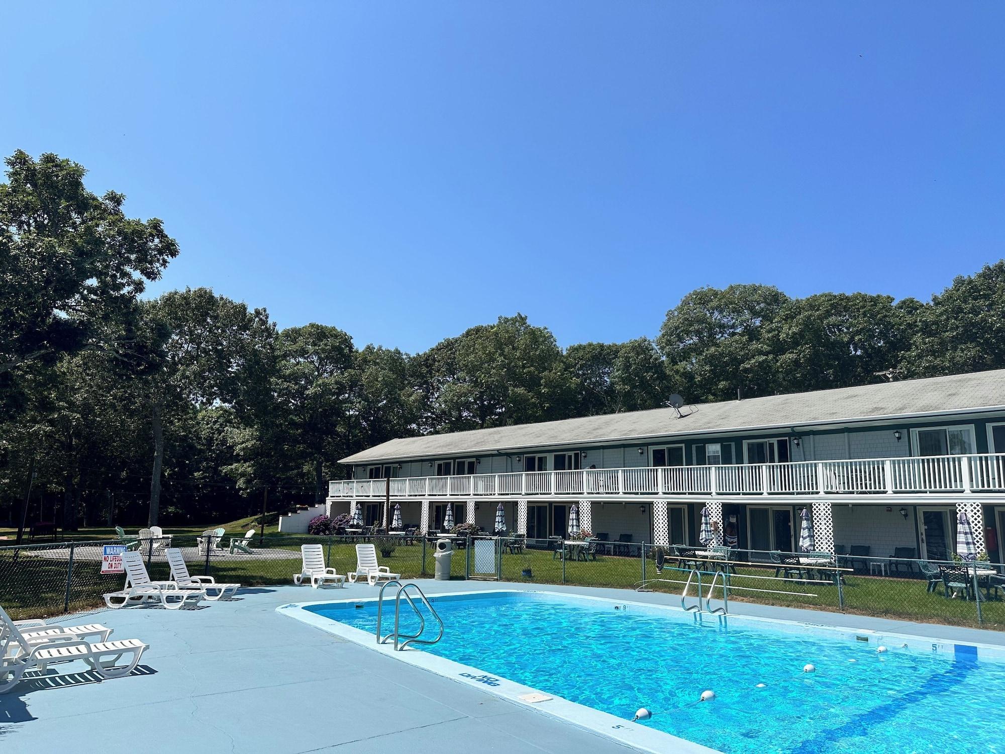 Varios Green Harbor Waterfront Lodging