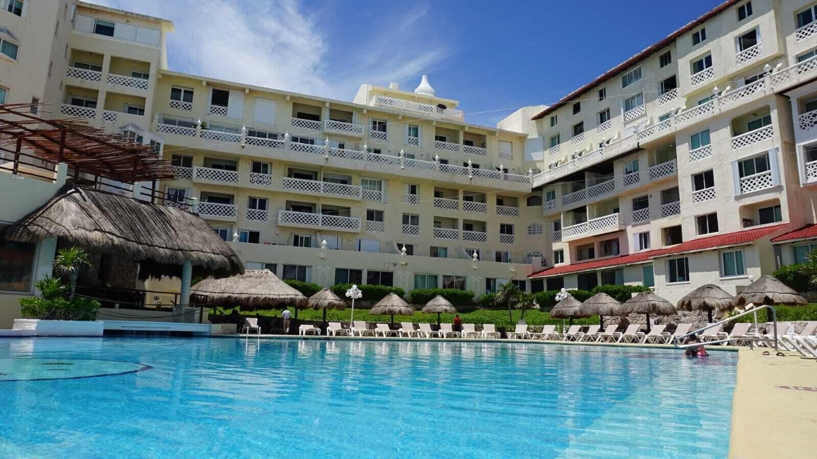 Vista Piscina Cancun Plaza by Andiani Travel
