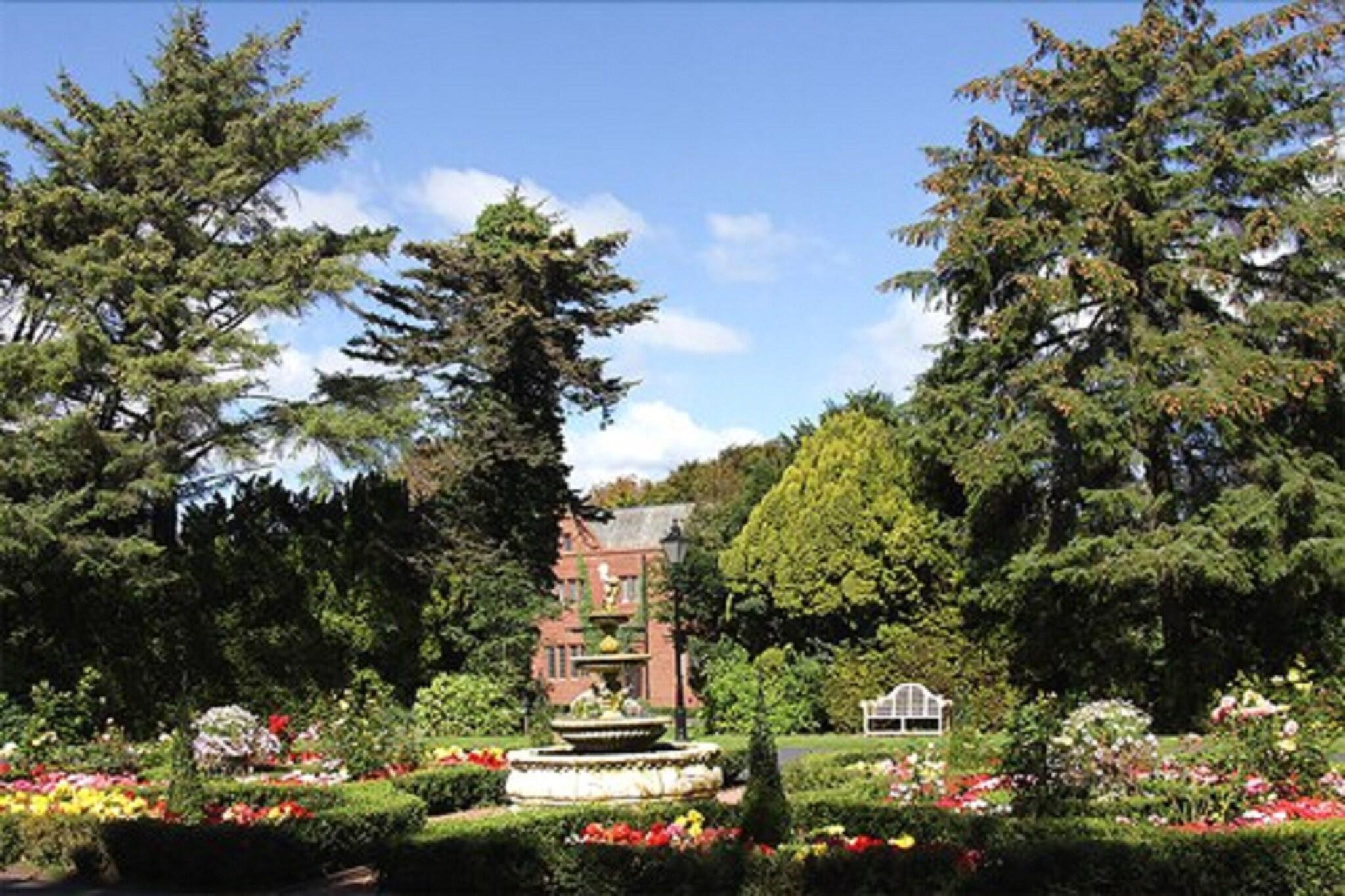 Varios Abbey House Hotel