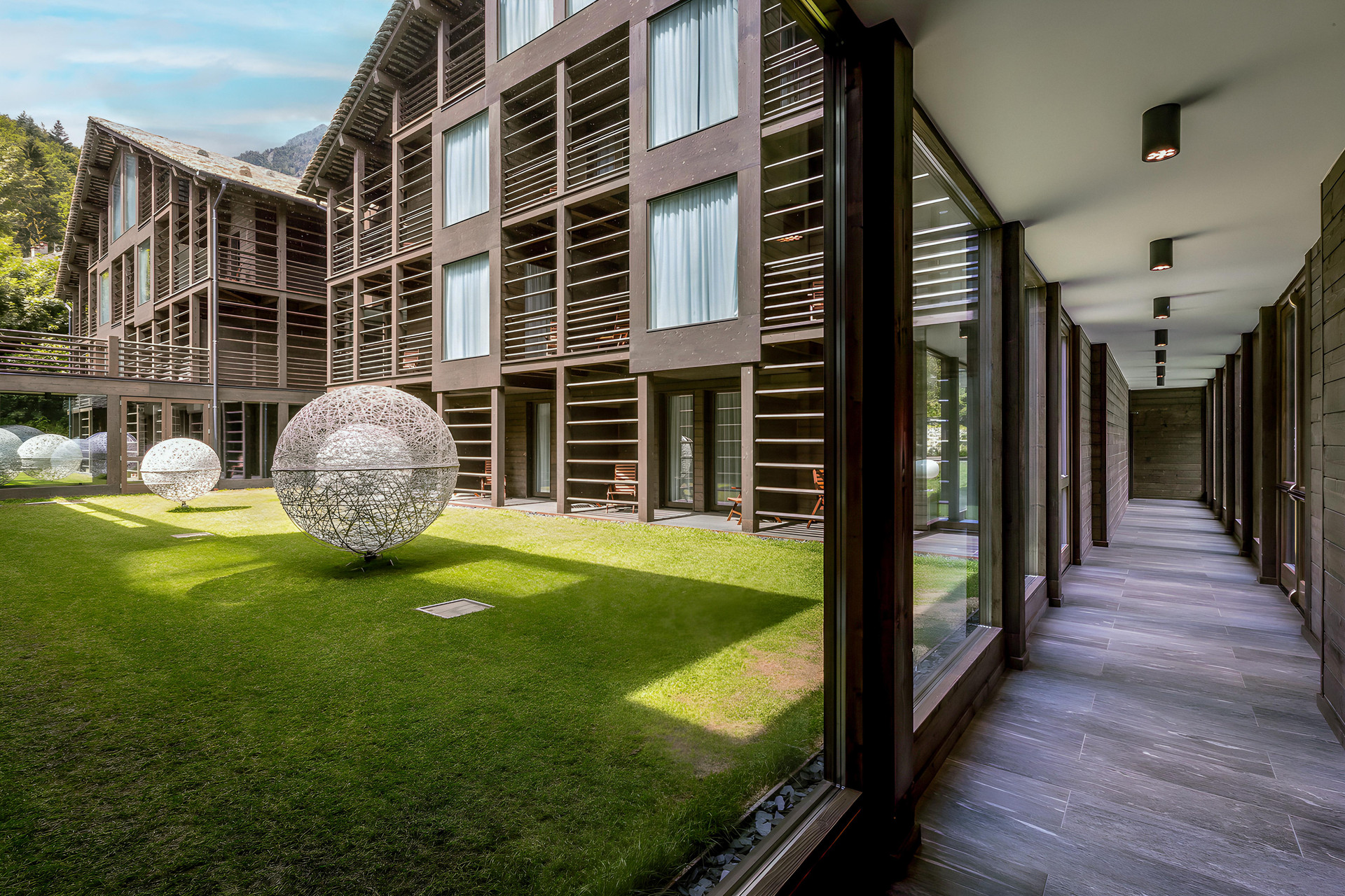 Vista Lobby NH Collection Alagna Mirtillo Rosso