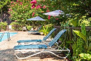 Alojamiento - Poolside King Cabana with full kitchen, king bed, sleeper sofa and pool access. by RedAwning