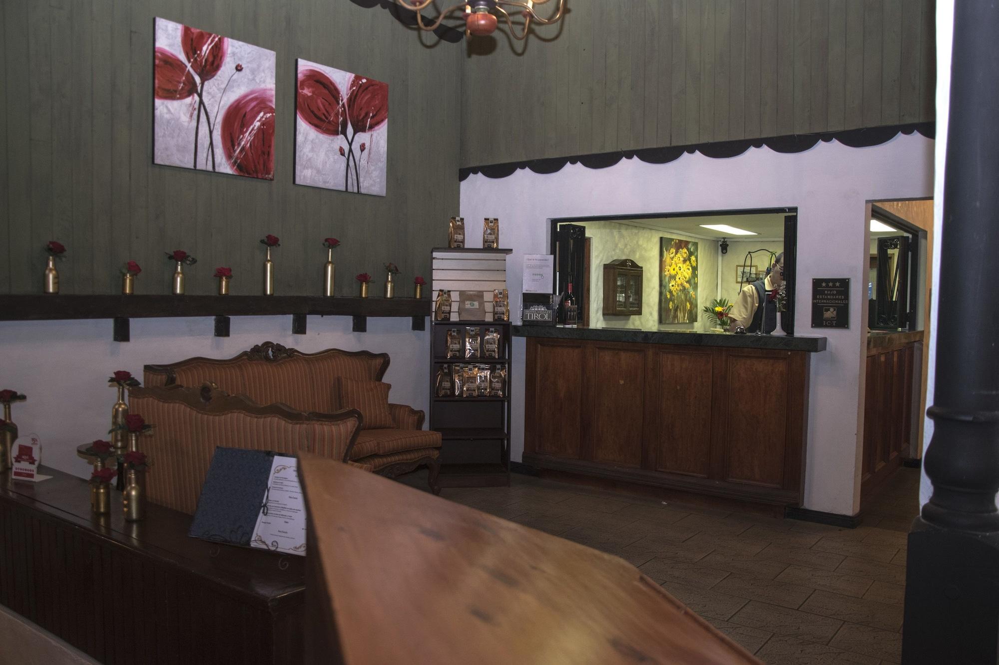 Vista Lobby Hotel El Tirol