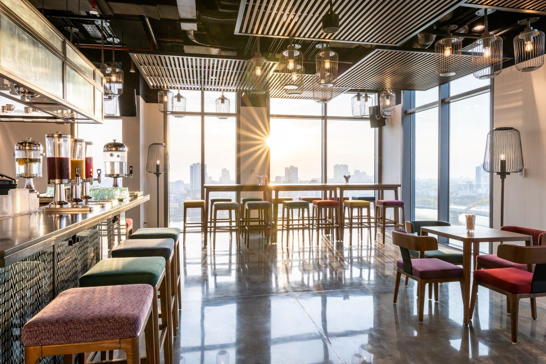 Bar/Salón Wink Hotel Danang Riverside