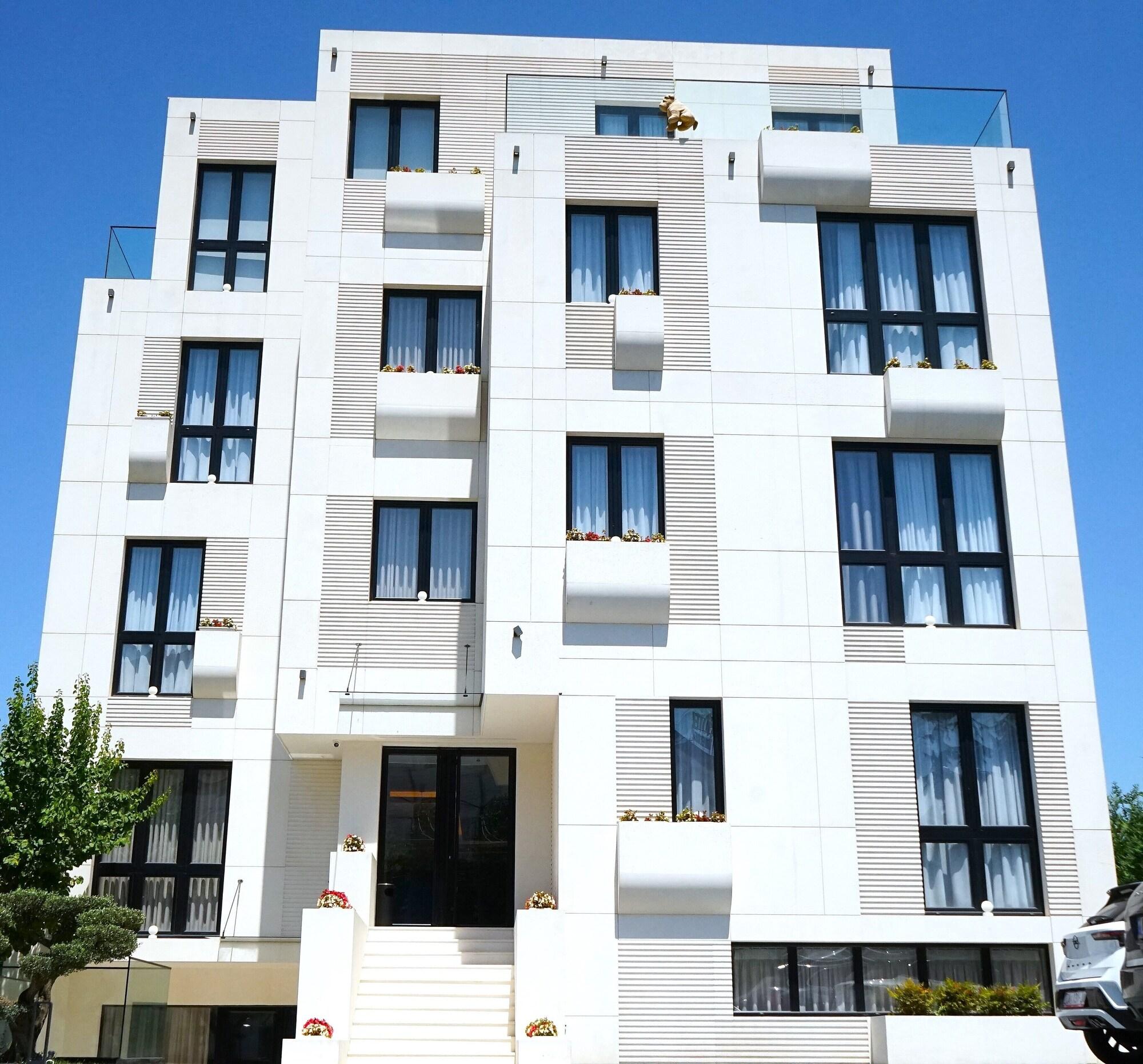 Varios Arbnor Boutique Hotel