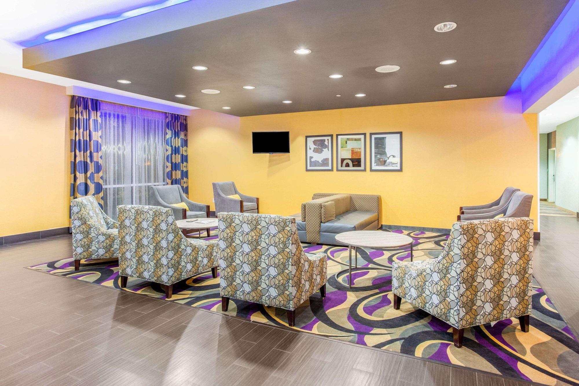 Vista Lobby La Quinta Inn & Suites by Wyndham Luling