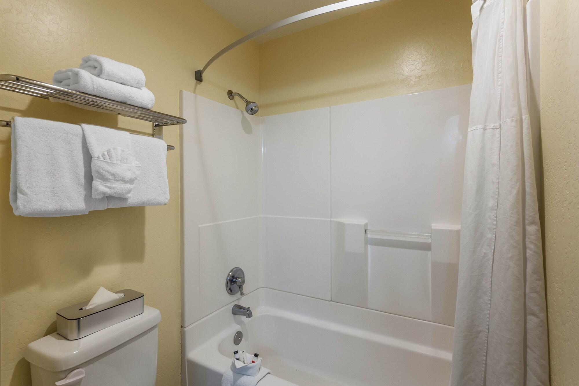 Equipamiento de Habitación Days Inn by Wyndham Hayward Airport