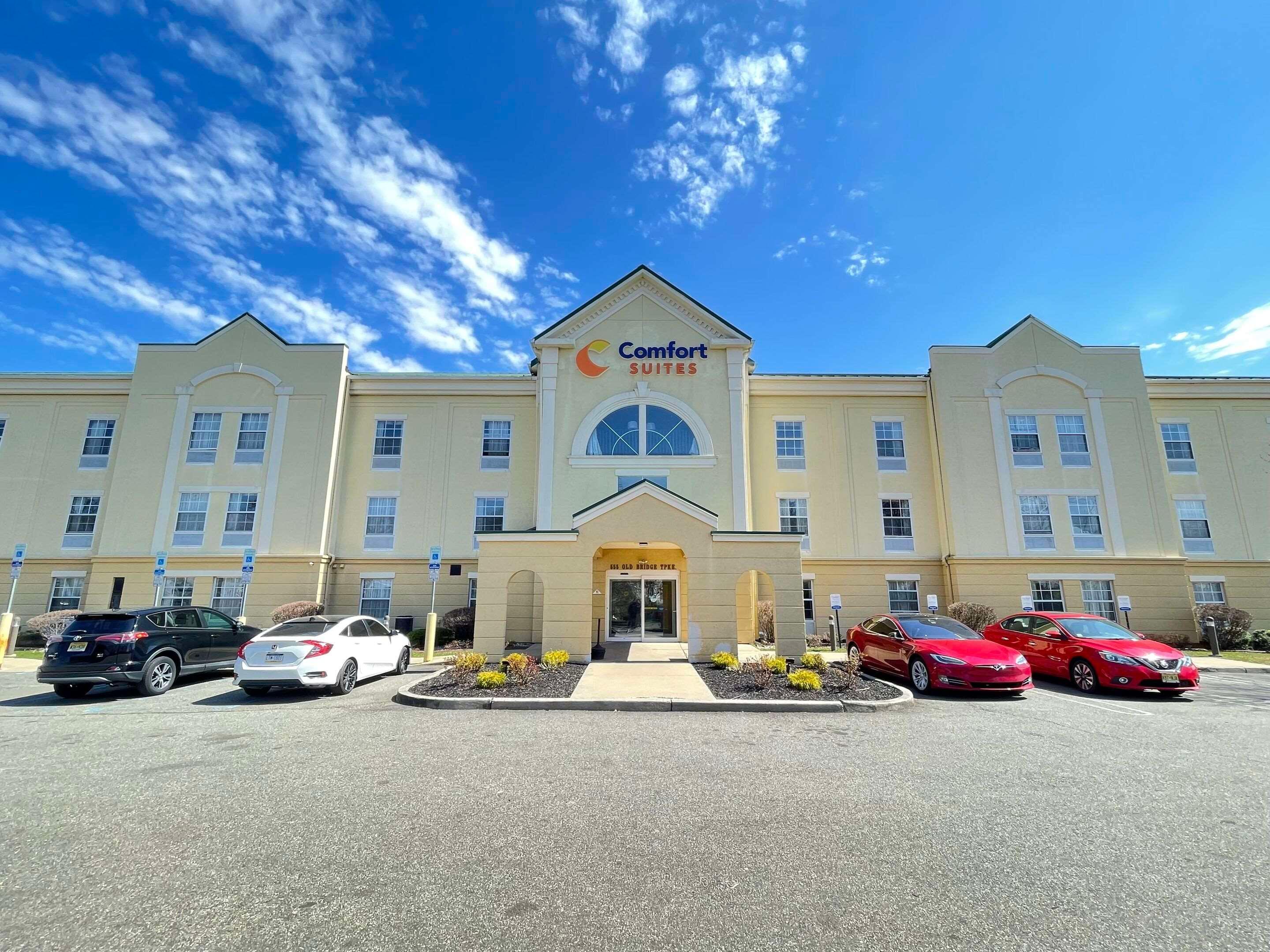 Vista Exterior Comfort Suites East Brunswick - South River