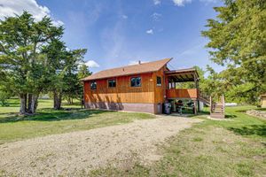 Alquiler Vacacional - < 1 Mi to Tuttle Creek Lake: Cabin w/ 2 Kayaks!