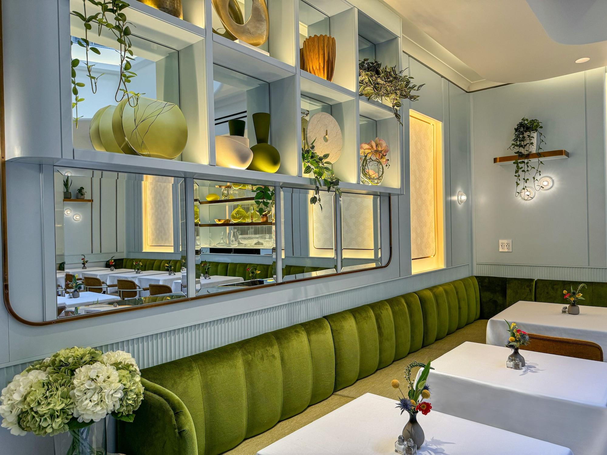 Restaurant The Iroquois New York