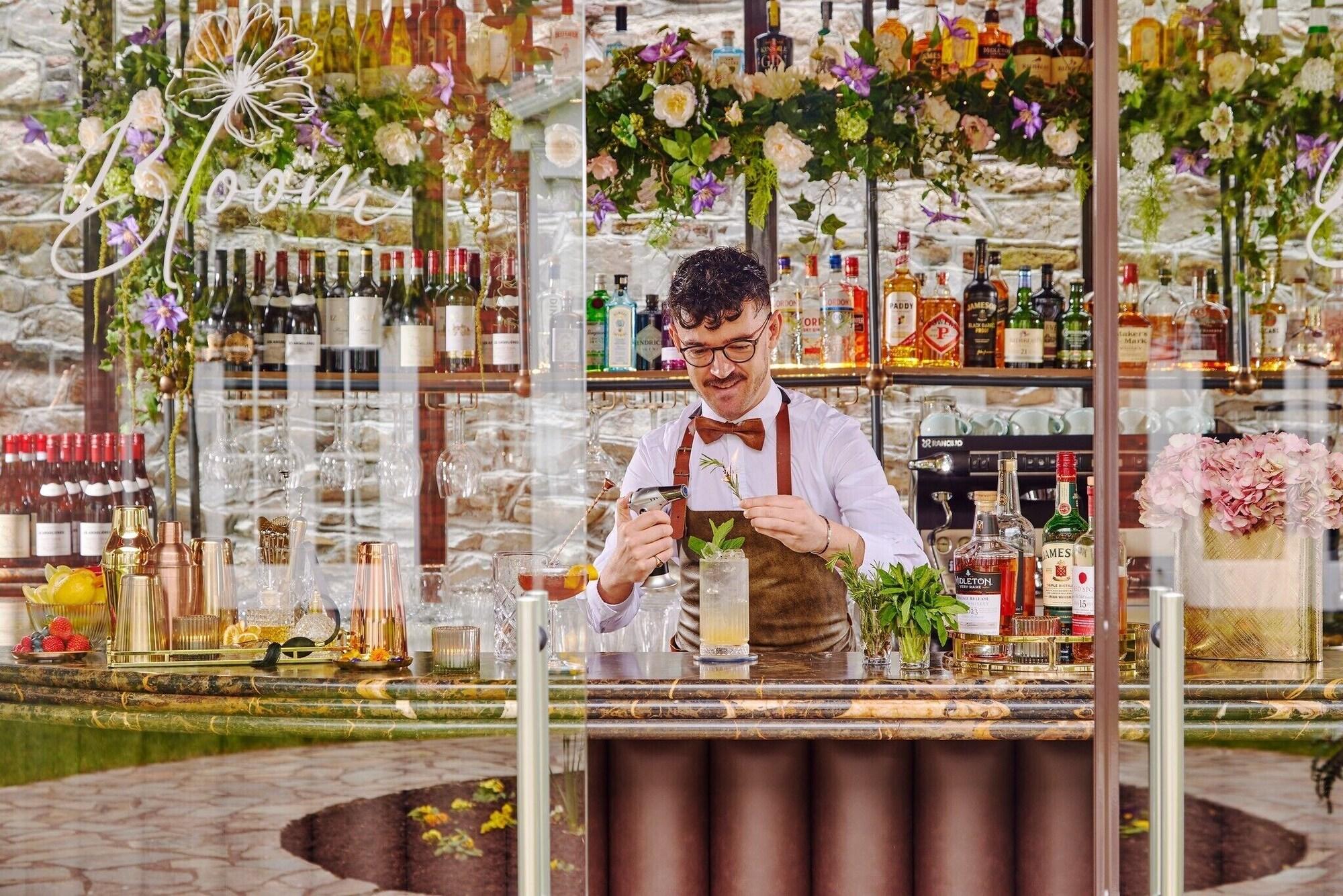 Bar/Salón Hayfield Manor