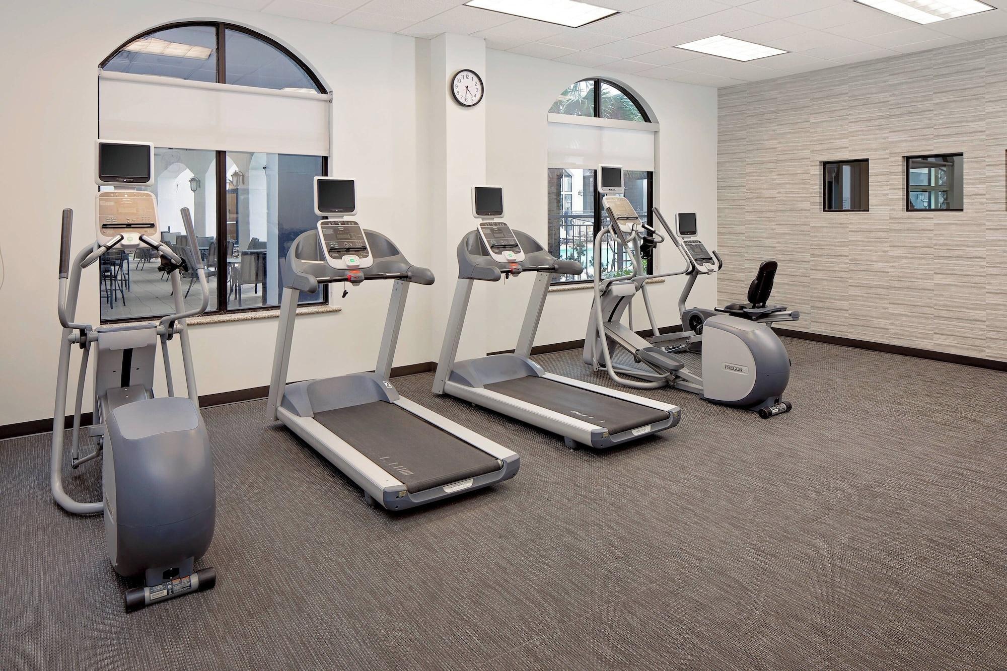 Gimnasio Courtyard Houma