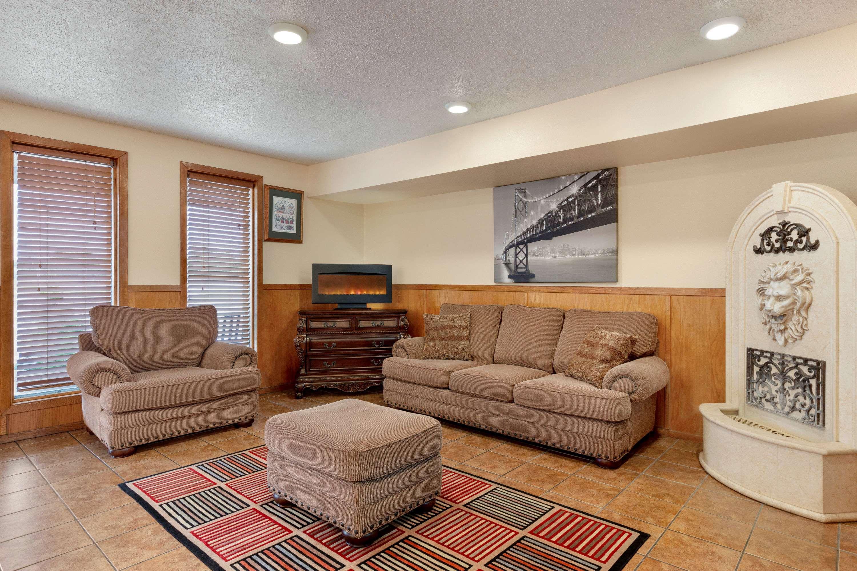 Vista Lobby Super 8 by Wyndham Waco University Area