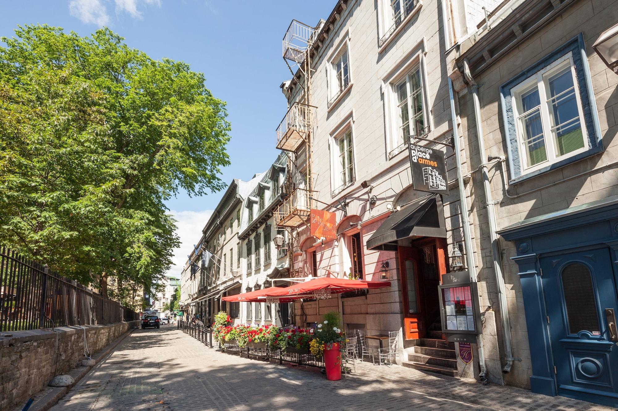 Varios Auberge Place d'Armes