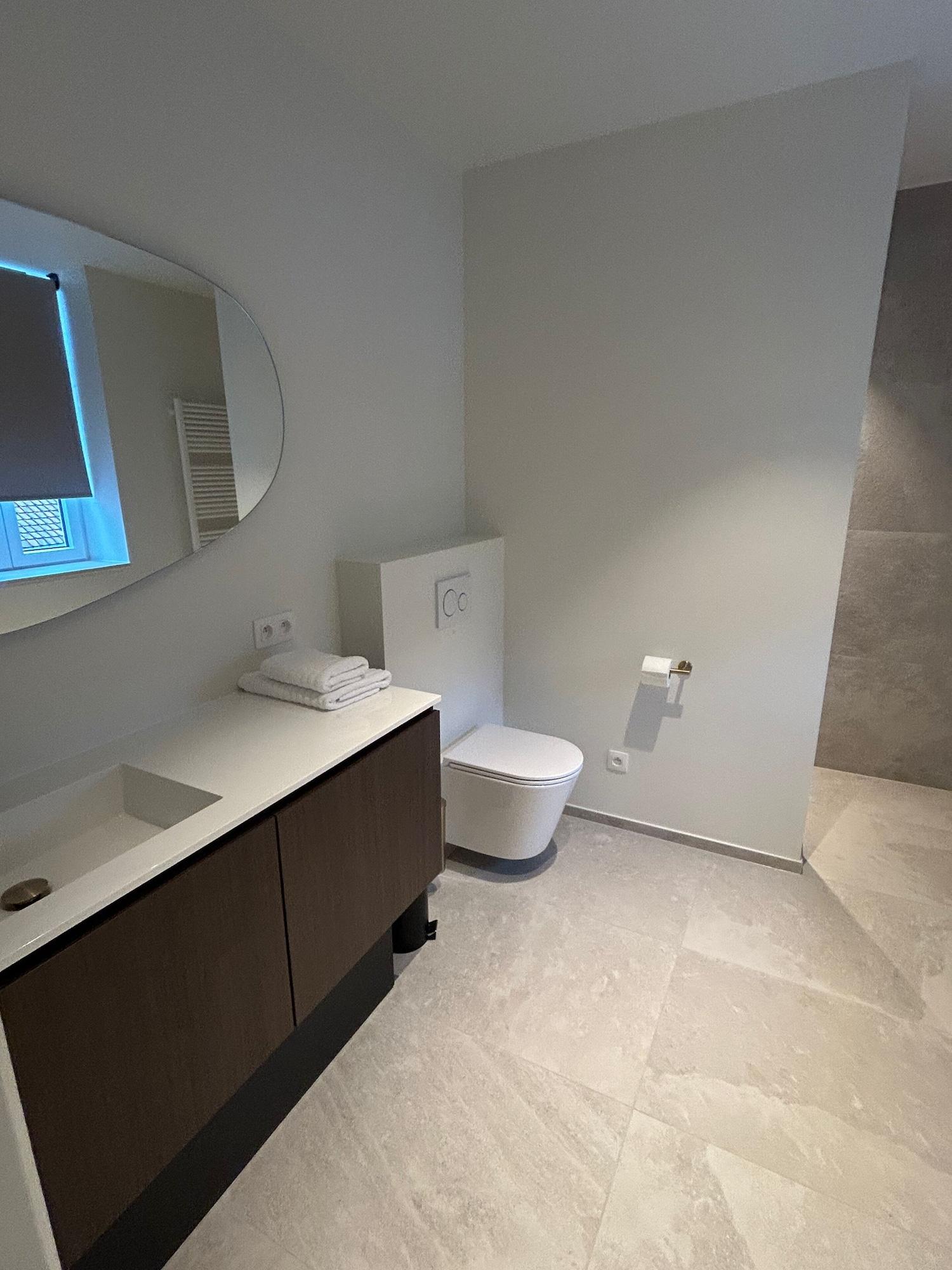 Varios Manteka Logies