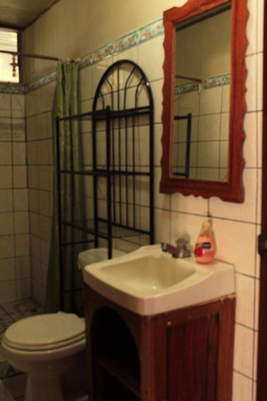 Equipamiento de Habitación Triple Basic Room With Shared Areas and Shared Bathroom