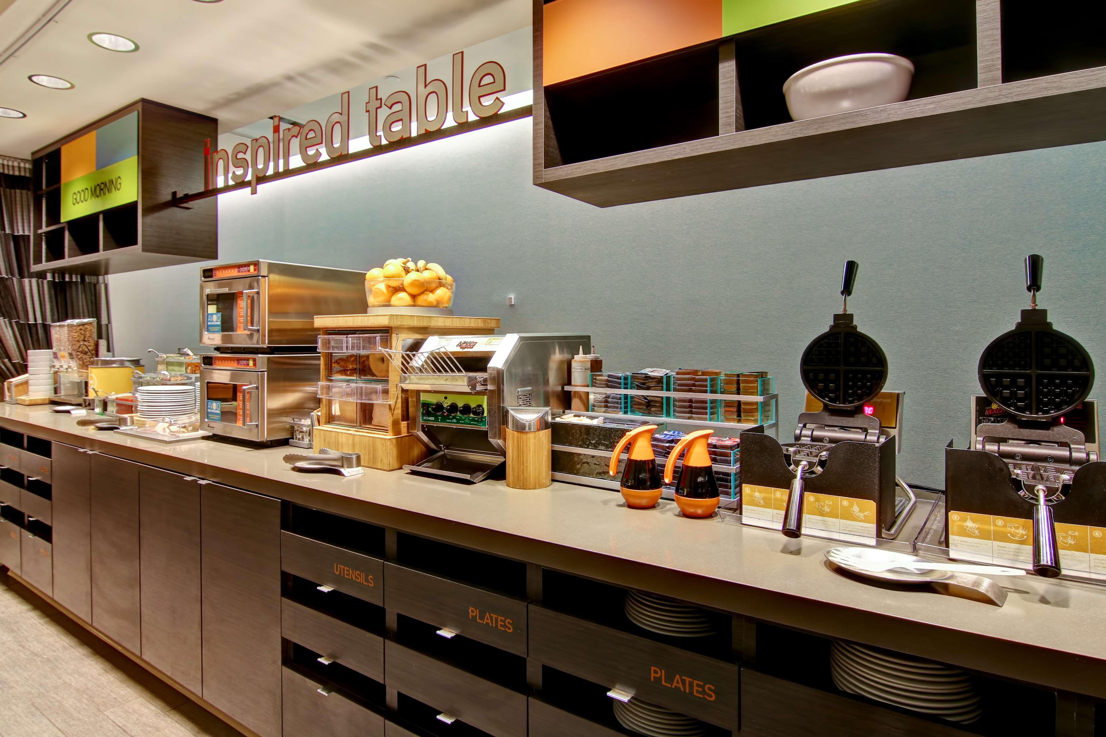 Restaurant Home2 Suites by Hilton West Edmonton, Alberta, Canada