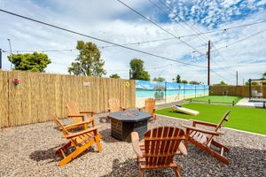 Alquiler Vacacional - Glendale Getaway: Swim, Putt, Grill, & Relax!