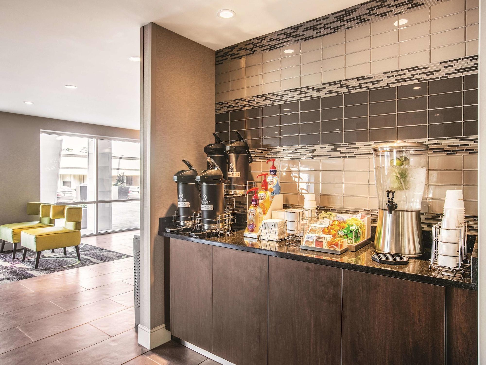 Vista Lobby La Quinta Inn & Suites by Wyndham Atlanta Midtown - Buckhead