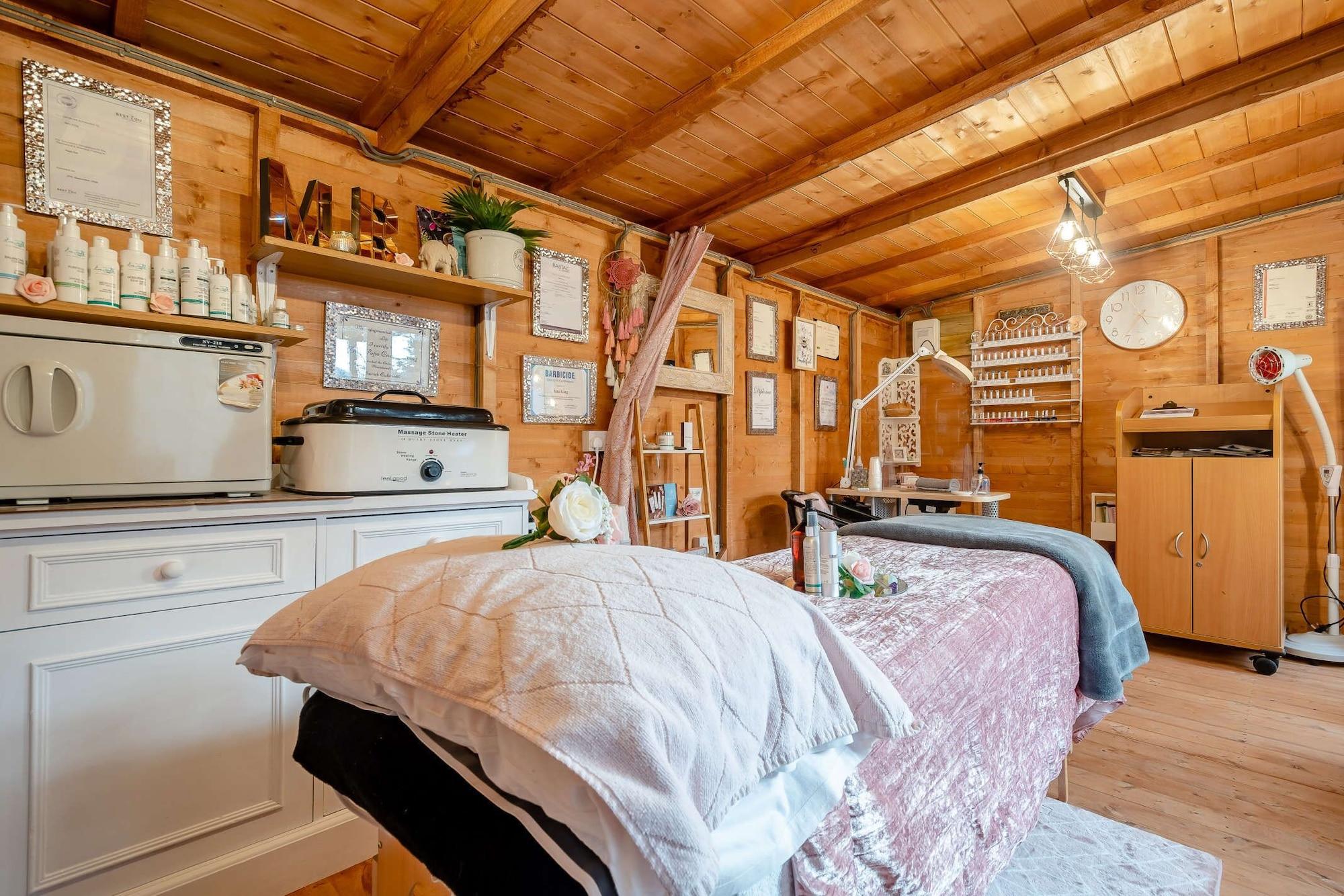 Spa Stonehenge Inn & Shepherds Huts