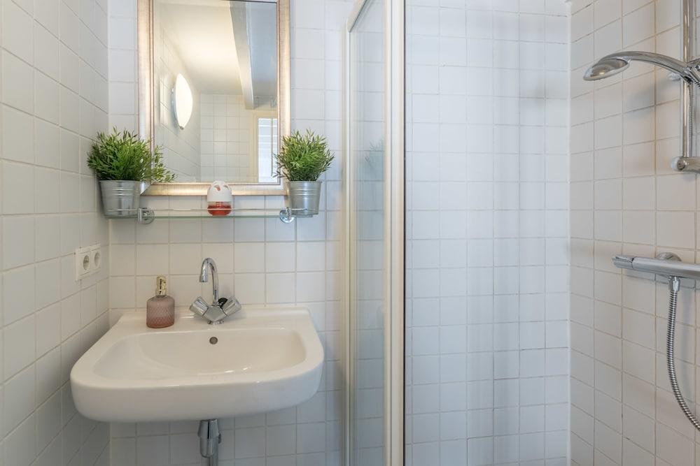 Baño Dam Square Inn