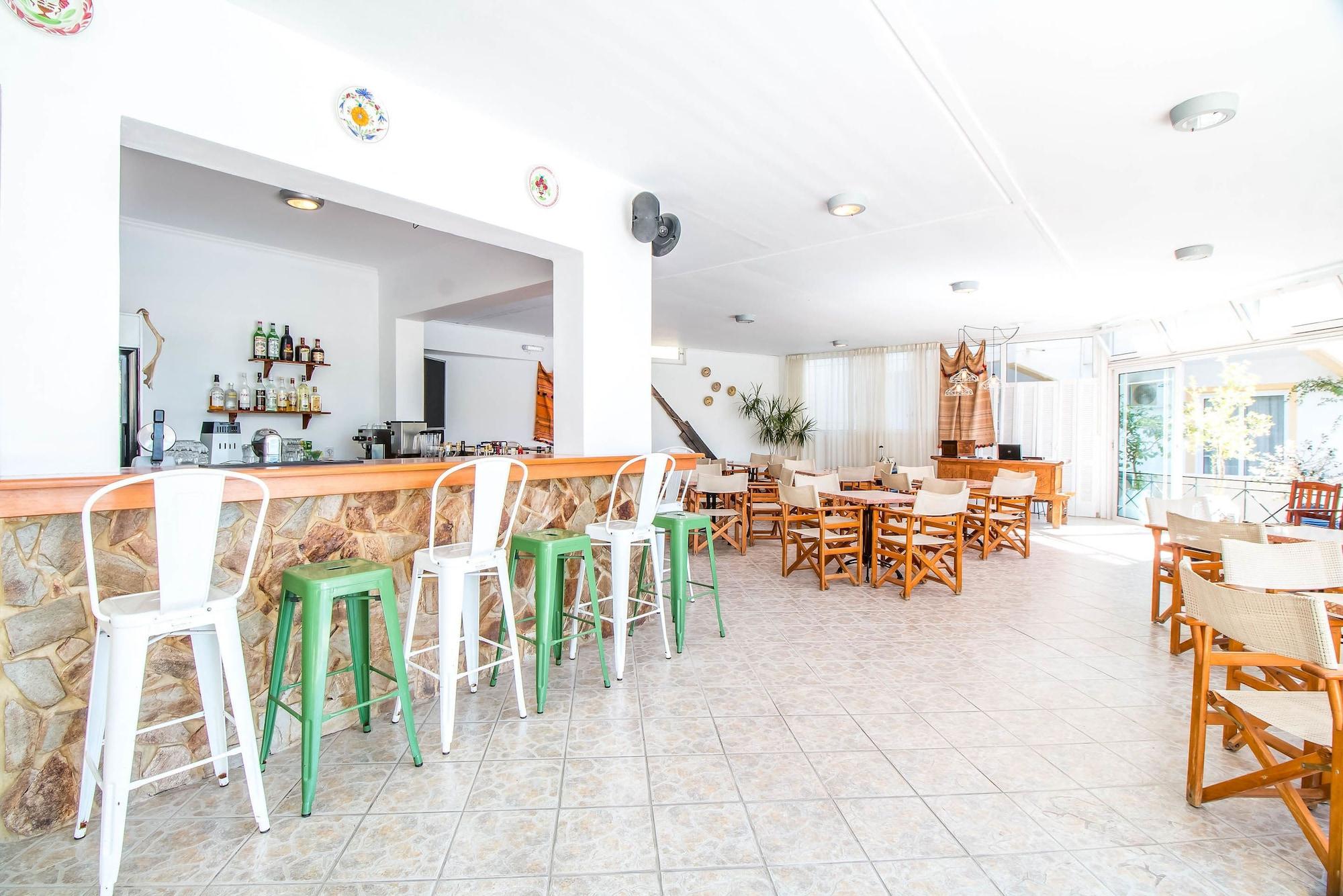 Bar/Salón Kiras Studios