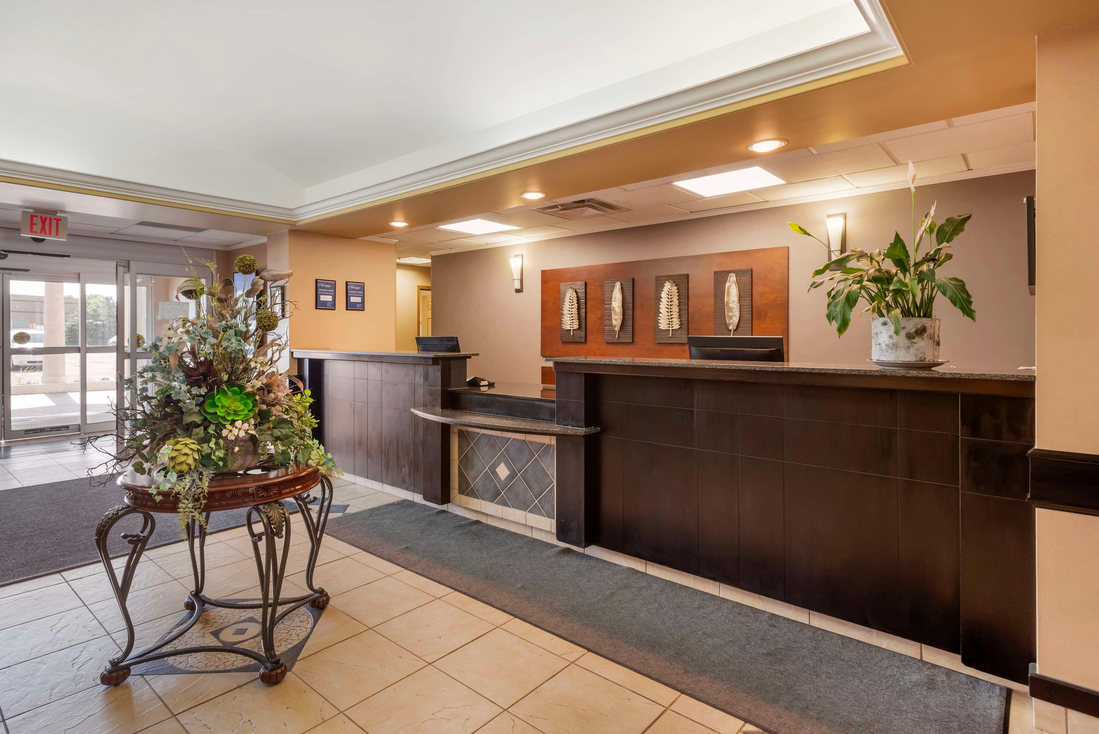 Vista Lobby Best Western Rocky Mountain House Inn & Suites