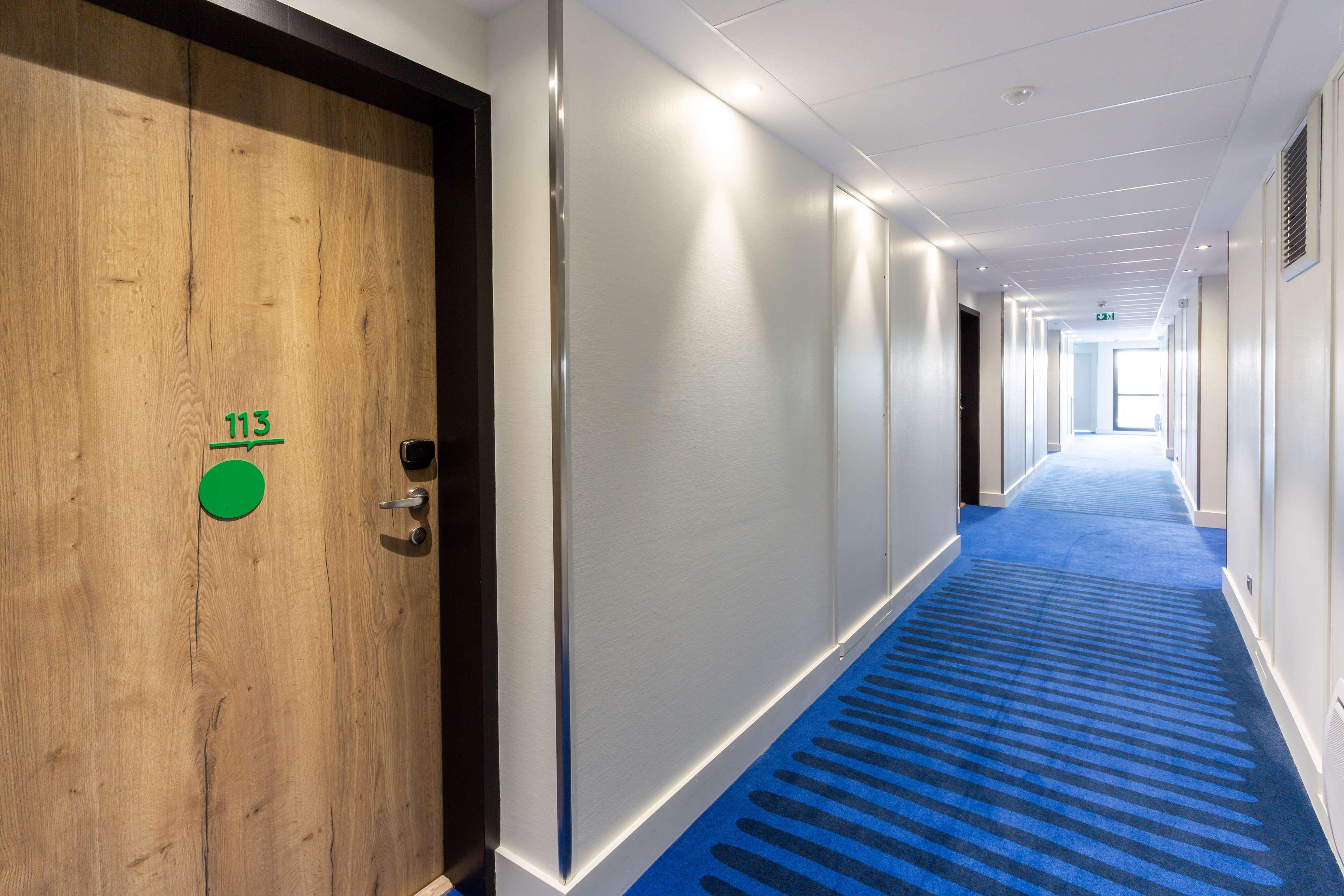 Vista Lobby Campanile Laval Nord