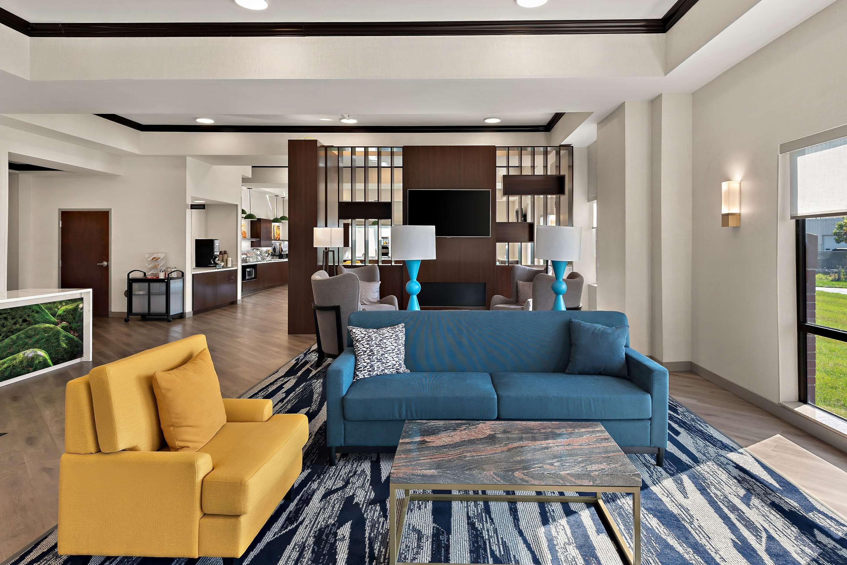 Vista Lobby Comfort Suites Columbus East Broad