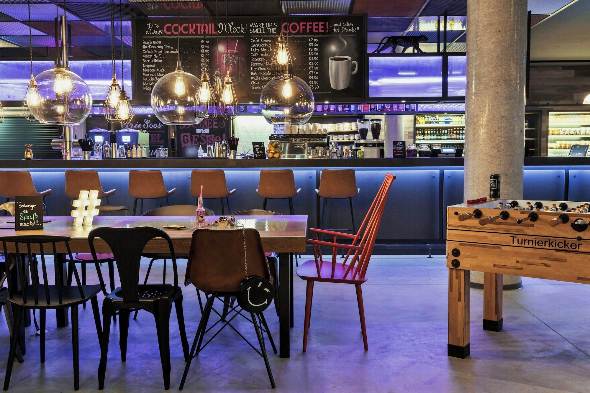 Varios Moxy Belfast City