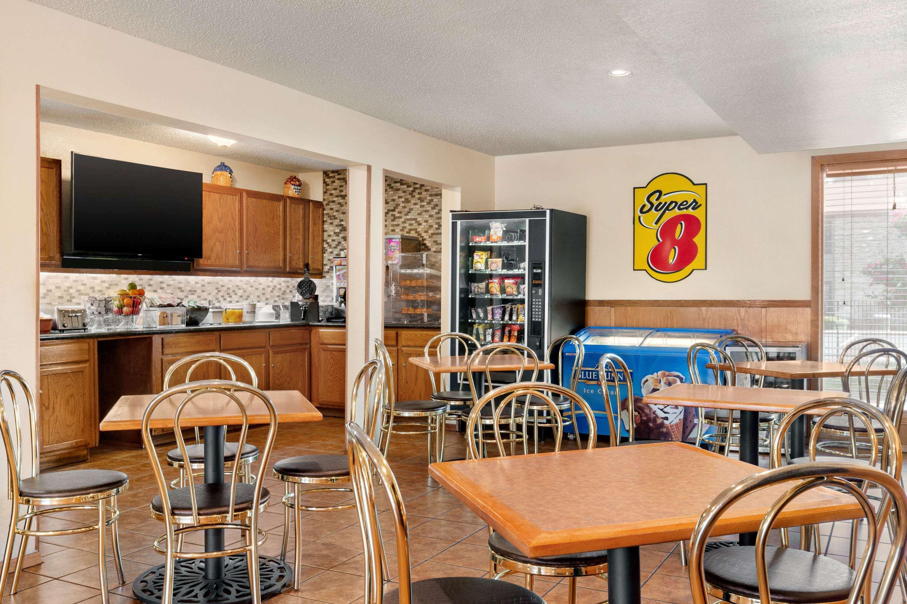 Restaurant Super 8 by Wyndham Waco University Area