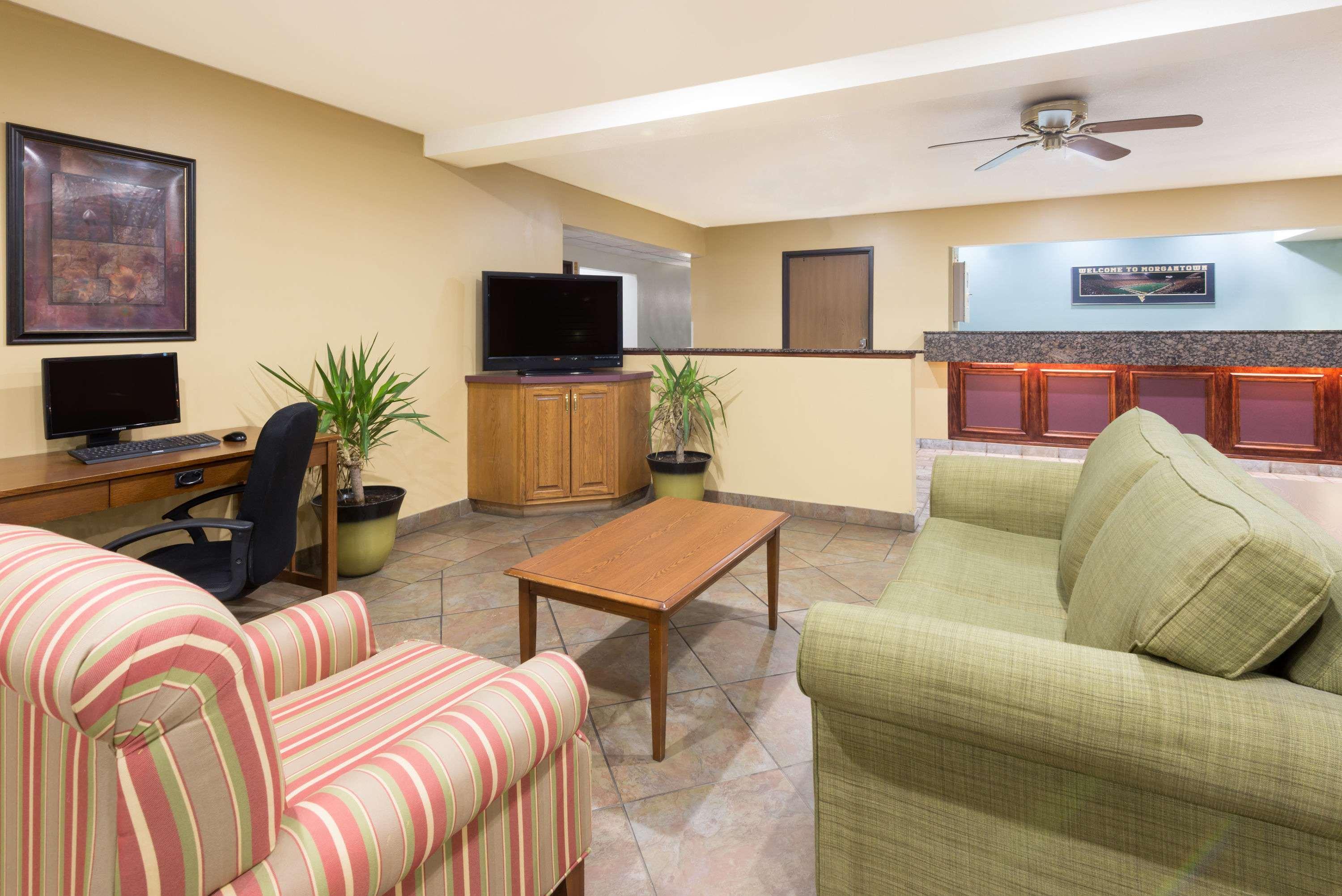 Vista Lobby Super 8 by Wyndham Morgantown