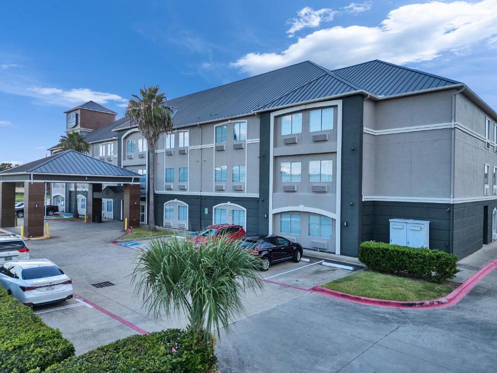 Vista Exterior Platinum Inn & Suites Webster