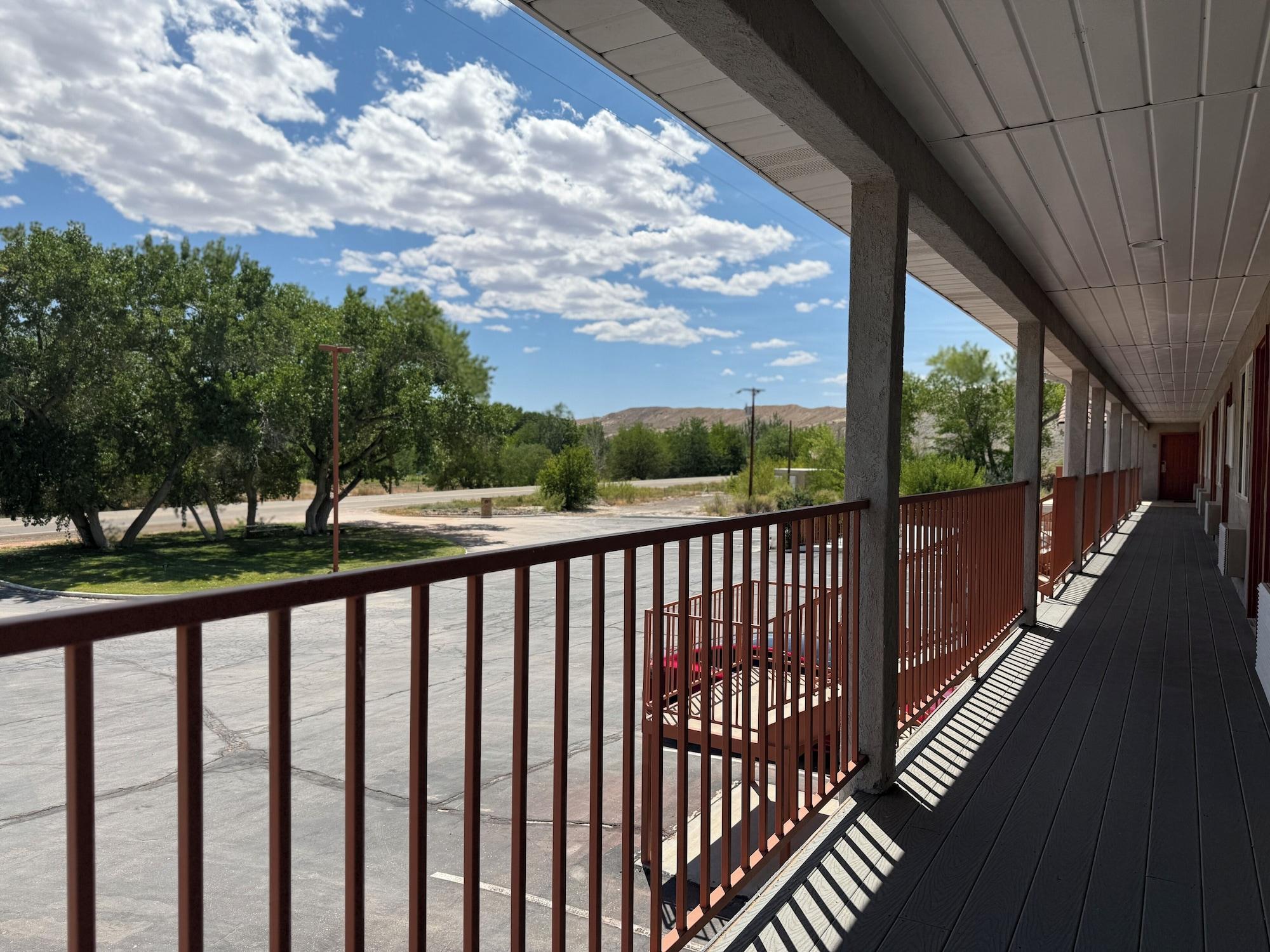 Varios Cathedral Valley Inn