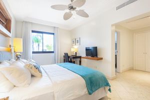 Alquiler Vacacional - Tropical Privacy in Cap Cana: 3BR Condo with Picuzzi & Garden Terrace