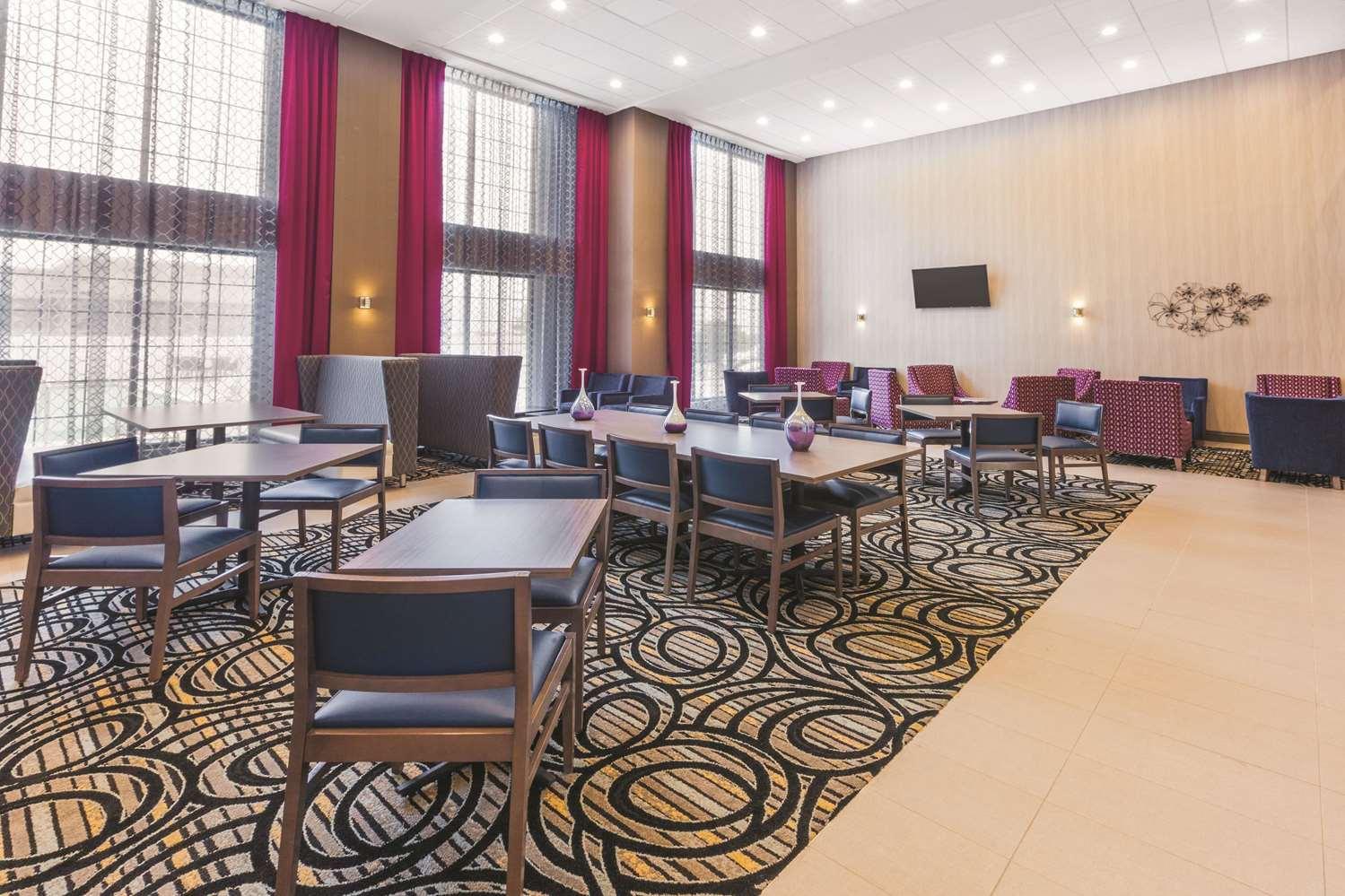Vista Lobby La Quinta Inn & Suites by Wyndham Aberdeen-APG