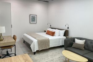 Alquiler Vacacional - Industrial Kitchenette Studio with Shared Pavilion & Yard