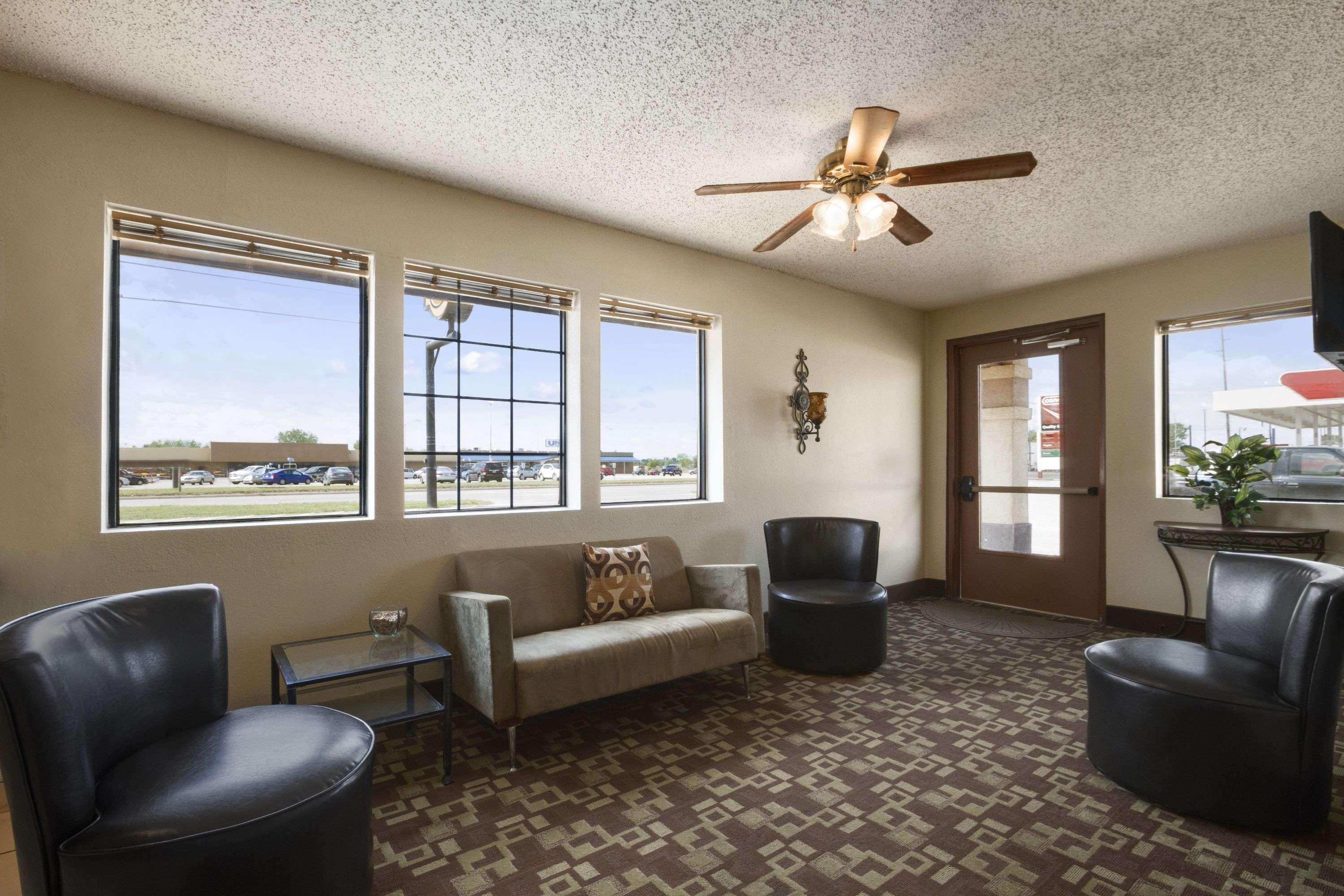 Vista Lobby Super 8 by Wyndham Blackwell