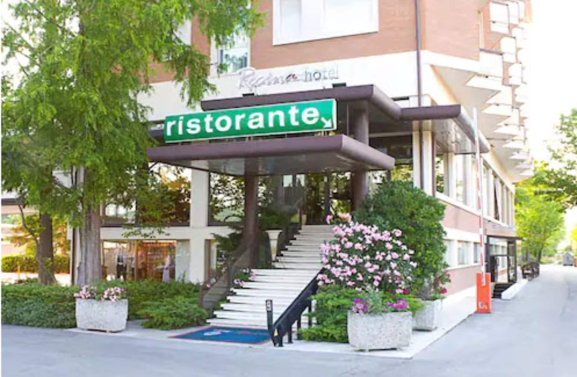 Vista Exterior Recina Hotel
